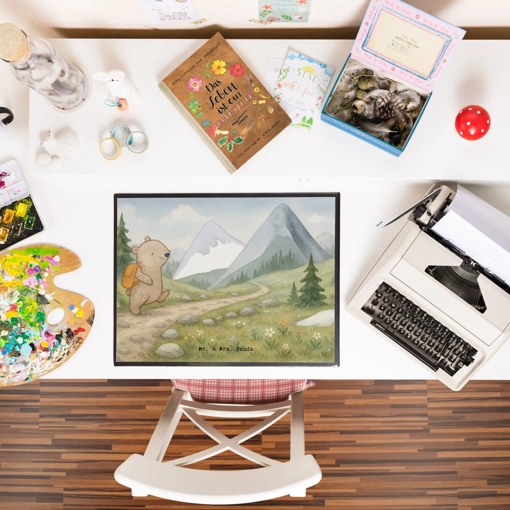 Schreibtischunterlage Bär Bergsteigen Design Schreibwaren, Schreibtischauflage, Schreibtisch Unterlagen, Schreibtischunterlage Groß, Schreibunterlage, Büroartikel, Bürobedarf, Geschenk, Sport, Sportart, Hobby, Schenken, Danke, Dankeschön, Auszeichnung, Gewinn, Sportler, Alpinismus, Alpinwandern, wandern, Bergsteigen, Trekking, Bergsport