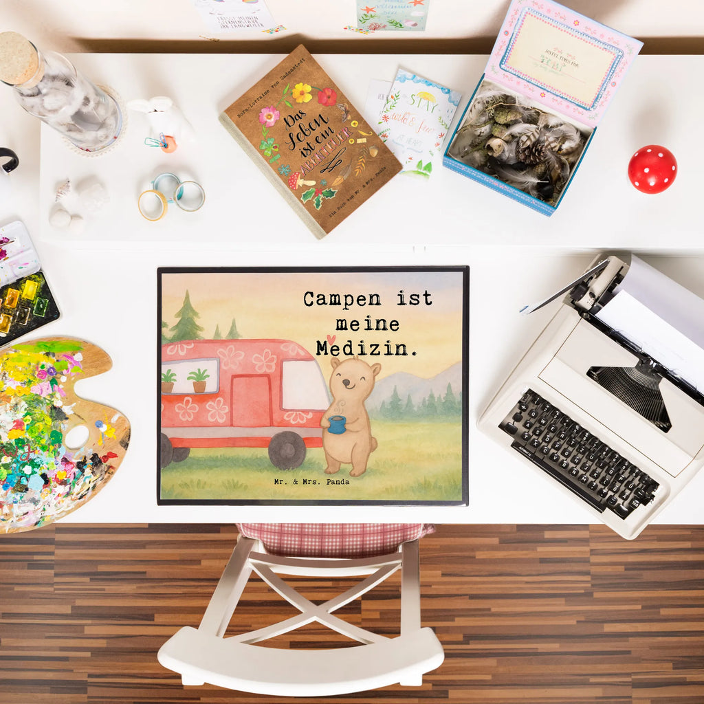 Schreibtischunterlage Bär Camper Design Schreibwaren, Schreibtischauflage, Bürobedarf, Schreibtisch Unterlagen, Büroartikel, Schreibtischunterlage Groß, Schreibunterlage, Geschenk, Sport, Sportart, Hobby, Schenken, Danke, Dankeschön, Auszeichnung, Gewinn, Sportler, Wohnmobil, Campen, Zelten, Roadtrip, Campingplatz, Urlaub, Camper