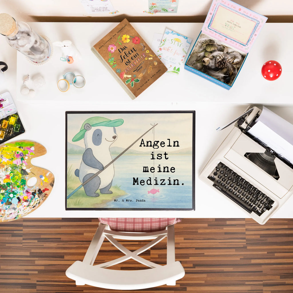 Schreibtischunterlage Panda Angeln Design Schreibtischunterlage Groß, Schreibwaren, Büroartikel, Schreibunterlage, Schreibtischauflage, Bürobedarf, Schreibtisch Unterlagen, Geschenk, Sport, Sportart, Hobby, Schenken, Danke, Dankeschön, Auszeichnung, Gewinn, Sportler, Angler, Angelverein, angeln, Hobbyangler, Angelsport, angeln gehen