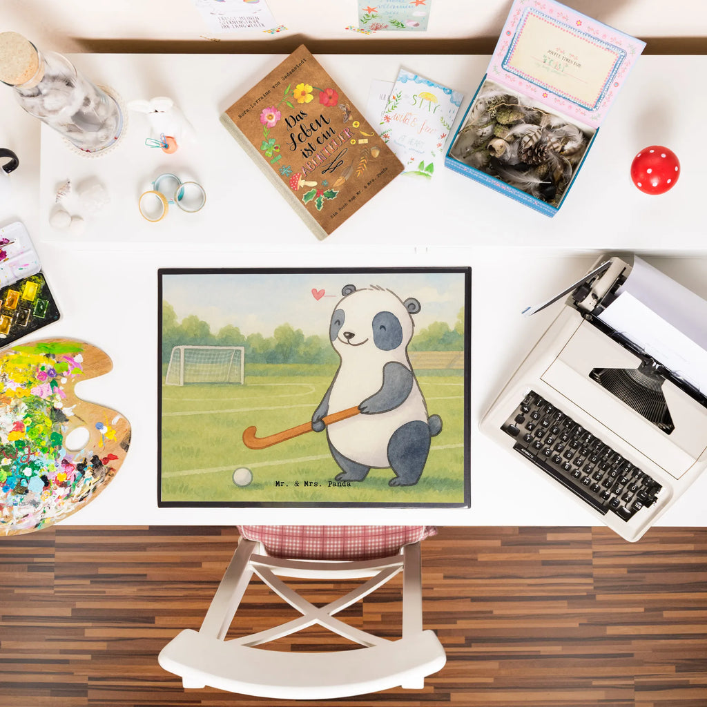 Schreibtischunterlage Panda Hockey spielen Design Büroartikel, Schreibtischunterlage Groß, Schreibwaren, Schreibtischauflage, Bürobedarf, Schreibunterlage, Schreibtisch Unterlagen, Geschenk, Sport, Sportart, Hobby, Schenken, Danke, Dankeschön, Auszeichnung, Gewinn, Sportler, Hockeyschläger, Feldhockey, Hockey spielen, Hockey Verein