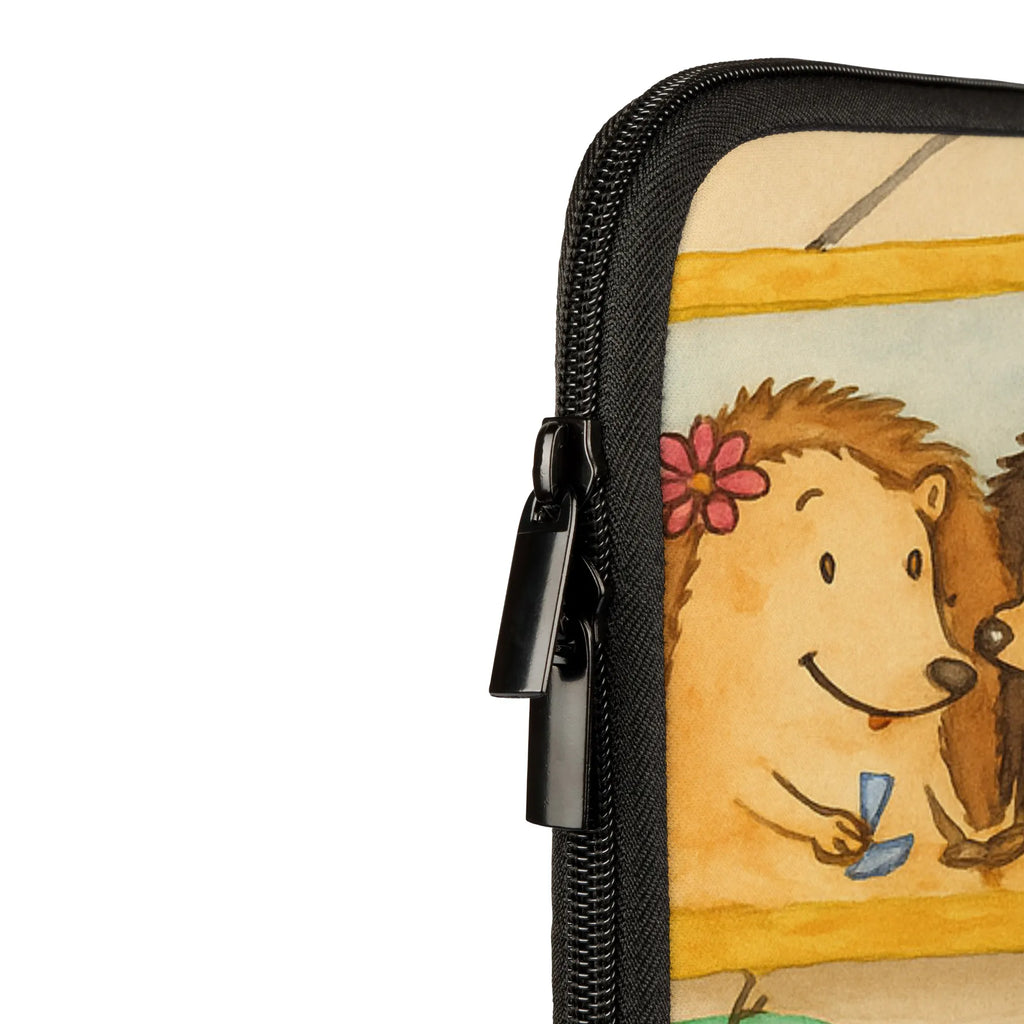 Personalisierte Notebook Tasche Igel Familie Design Notebook-Tasche Reisegeeignet Mit Wunschname, Notebook-Case Mit Namenslabel, Notebook-Tasche Mit Reißverschluss Und Namen, Notebook-Tasche Mit Tragegriff Und Wunschname, Notebook-Tasche Aus Canvas Mit Namen, Notebook-Tasche Für 13 Zoll Mit Wunschname, Notebook-Querträger Mit Namensgravur, Notebook-Tasche Casual Mit Namen, Laptop-Hülle Mit Namensgravur, Notebook-Tasche Minimalistisch Mit Namen, Notebookhülle Mit Namensdruck, Notebook-Tasche Rucksackstil Mit Wunschname, Notebook-Tasche Modern Mit Namen, Laptop-Messenger-Bag Mit Namen, Notebook-Umhängetasche Mit Namen, Laptop-Aktentasche Mit Wunschname, Notebook-Tasche Vintage Mit Namenslabel, Notebook-Tasche Wasserfest Mit Namensgravur, Notebook-Tasche Mit Zubehörfach Und Namen, Notebook-Tasche Robust Mit Wunschname, Notebook-Tasche Mit Schultergurt Mit Namenslabel, Laptop-Umhängetasche Mit Wunschname, Notebook-Tasche Leicht Mit Namensgravur, Laptoptasche Mit Wunschname, Notebook-Tasche Slim Mit Wunschname, Notebook-Tasche Mit Organizer Und Namen, Personalisierte Notebooktasche, Laptop-Sleeve Mit Namen, Notebook-Tasche Für 17 Zoll Mit Namen, Notebook-Aktentasche Mit Namenslabel, Notebook-Tasche Aus Nylon Mit Namensdruck, Notebook-Tasche Gepolstert Mit Wunschname, Notebook-Tasche Klassisch Mit Wunschname, Notebook-Tasche Für 15 Zoll Mit Namensgravur, Laptop-Case Mit Wunschname, Notebook-Rucksack Mit Namen, Notebook-Tasche Aus Leder Mit Namen, Notebook-Sleeve Mit Wunschname, Notebook-Tasche Ergonomisch Mit Namen, Notebook-Tasche Studenten Mit Namen, Notebooktasche Mit Namen, Notebook-Tasche Business Mit Namensdruck, Laptop-Rucksack Mit Namensschild, Notebook-Tasche Aus Neopren Mit Wunschname, Laptophülle Mit Namen, Notebook-Tasche Büro Mit Namensgravur, Notebook-Tasche Für Damen Mit Wunschname, Notebook-Tasche Für Herren Mit Namensgravur, Familie, Vatertag, Muttertag, Bruder, Schwester, Mama, Papa, Oma, Opa, Zusammenhalt, Bilder, Liebe, Igel, Glück
