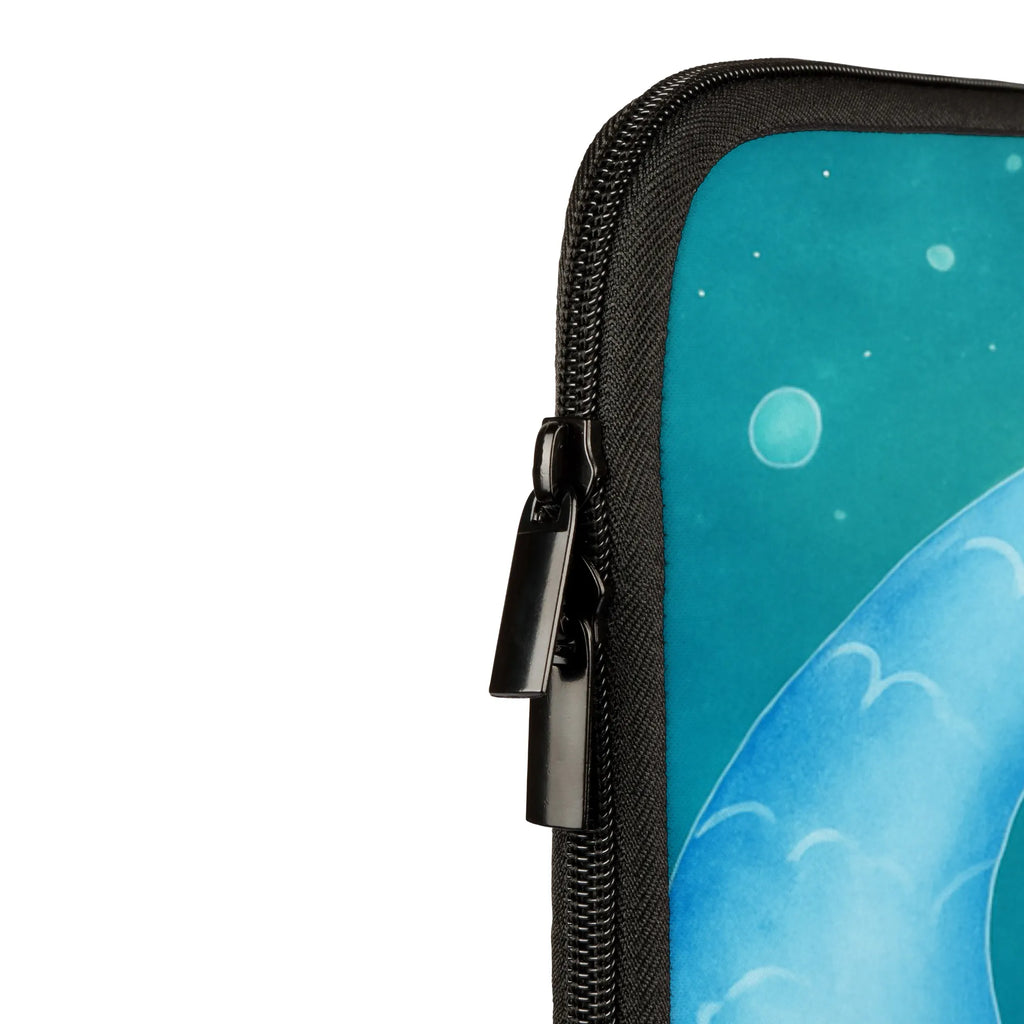 Personalisierte Notebook Tasche Sternzeichen Fische Design Laptop-Sleeve Mit Namen, Laptop-Case Mit Wunschname, Notebook-Tasche Mit Tragegriff Und Wunschname, Laptop-Hülle Mit Namensgravur, Notebook-Tasche Business Mit Namensdruck, Laptop-Umhängetasche Mit Wunschname, Notebook-Tasche Mit Reißverschluss Und Namen, Notebook-Tasche Mit Organizer Und Namen, Notebook-Tasche Modern Mit Namen, Notebook-Querträger Mit Namensgravur, Laptophülle Mit Namen, Notebook-Tasche Gepolstert Mit Wunschname, Notebook-Tasche Für Herren Mit Namensgravur, Notebook-Case Mit Namenslabel, Notebook-Tasche Vintage Mit Namenslabel, Notebook-Tasche Büro Mit Namensgravur, Notebook-Tasche Für 13 Zoll Mit Wunschname, Notebook-Tasche Aus Neopren Mit Wunschname, Notebook-Tasche Leicht Mit Namensgravur, Notebook-Aktentasche Mit Namenslabel, Laptop-Aktentasche Mit Wunschname, Notebook-Tasche Rucksackstil Mit Wunschname, Laptop-Messenger-Bag Mit Namen, Notebooktasche Mit Namen, Notebook-Tasche Klassisch Mit Wunschname, Notebook-Tasche Aus Canvas Mit Namen, Notebook-Tasche Studenten Mit Namen, Notebookhülle Mit Namensdruck, Notebook-Tasche Slim Mit Wunschname, Notebook-Tasche Mit Zubehörfach Und Namen, Notebook-Tasche Minimalistisch Mit Namen, Notebook-Tasche Wasserfest Mit Namensgravur, Notebook-Tasche Für 15 Zoll Mit Namensgravur, Notebook-Tasche Aus Leder Mit Namen, Notebook-Sleeve Mit Wunschname, Notebook-Tasche Für 17 Zoll Mit Namen, Notebook-Tasche Ergonomisch Mit Namen, Notebook-Tasche Für Damen Mit Wunschname, Notebook-Tasche Casual Mit Namen, Notebook-Tasche Reisegeeignet Mit Wunschname, Notebook-Tasche Aus Nylon Mit Namensdruck, Notebook-Tasche Mit Schultergurt Mit Namenslabel, Notebook-Rucksack Mit Namen, Laptop-Rucksack Mit Namensschild, Personalisierte Notebooktasche, Notebook-Tasche Robust Mit Wunschname, Notebook-Umhängetasche Mit Namen, Laptoptasche Mit Wunschname, Tierkreiszeichen, Sternzeichen, Horoskop, Astrologie, Aszendent, Fische Sternzeichen, Fische Sternbild, Geschenk Februar, Geburtstag Februar, Geburtstag März, Geschenk März, Fische Geschenk, Fisch