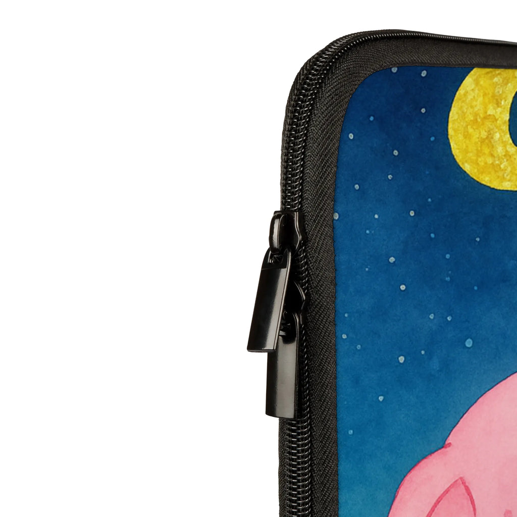 Notebook Tasche Schwein Glück Design Laptophülle, ChatGPT:<br />Notebooktasche, Notebook-Tasche Rucksackstil, Notebook-Tasche Für 17 Zoll, Notebook-Tasche Modern, Notebook-Tasche Klassisch, Laptop-Umhängetasche, Laptop-Messenger-Bag, Notebook-Tasche Mit Reißverschluss, Notebook-Tasche Mit Organizer, Laptop-Rucksack, Notebook-Rucksack, Notebook-Umhängetasche, Notebook-Tasche Aus Neopren, Laptop-Aktentasche, Notebook-Tasche Robust, Notebook-Tasche Reisegeeignet, Laptop-Hülle, Notebook-Sleeve, Notebook-Tasche Minimalistisch, Notebook-Tasche Aus Canvas, Notebook-Tasche Mit Zubehörfach, Notebook-Case, Notebook-Tasche Business, Notebookhülle, Notebook-Tasche Büro, Notebook-Tasche Für 15 Zoll, Laptoptasche, Laptop-Case, Notebook-Tasche Mit Schultergurt, Notebook-Tasche Studenten, Notebook-Tasche Aus Nylon, Notebook-Tasche Für 13 Zoll, Notebook-Tasche Leicht, Notebook-Tasche Slim, Notebook-Tasche Für Damen, Notebook-Tasche Mit Tragegriff, Notebook-Tasche Casual, Notebook-Tasche Aus Leder, Notebook-Tasche Wasserfest, Notebook-Tasche Ergonomisch, Notebook-Tasche Gepolstert, Notebook-Querträger, Notebook-Aktentasche, Notebook-Tasche Vintage, Notebook-Tasche Für Herren, Laptop-Sleeve, Tiermotive, Gute Laune, lustige Sprüche, Tiere, Glücksschwein. Glück, Sterne, Sernchen, Träume, Glücksbringer, Schweinchen, Motivation, Ziele, Schwein