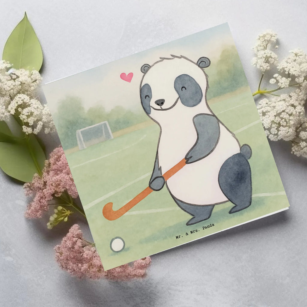 Deluxe Karte Panda Hockey spielen Design Hochwertige Grußkarte, Glückwunschkarte, Einladungskarte, Klappkarte, Karte, Geburtstagskarte, Hochzeitskarte, Grußkarte, Hochwertige Klappkarte, Geschenk, Sport, Sportart, Hobby, Schenken, Danke, Dankeschön, Auszeichnung, Gewinn, Sportler, Hockeyschläger, Feldhockey, Hockey spielen, Hockey Verein