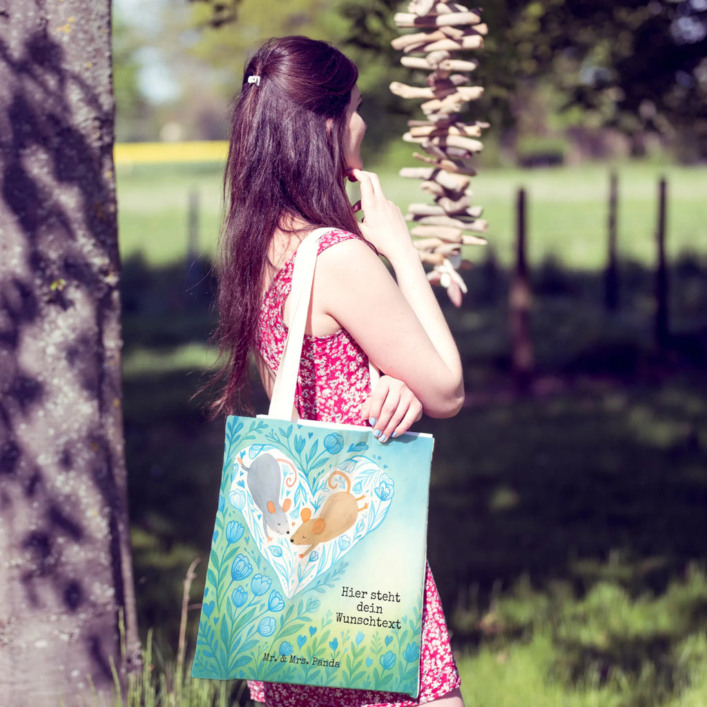 Personalisierte Einkaufstasche Mäuse Herz Design Design Tragetasche Personalisiert, Tragetasche Für Einkäufe Personalisiert, Tragetasche Mit Initialen, Einkaufstasche Personalisiert, Tragetasche Als Geschenk Mit Wunschtext, Tragetasche Für Damen Mit Namen, Tragetasche Bedruckt Mit Wunschtext, Tragetasche Modern Mit Gravur, Tragetasche Mit Motiv Und Wunschtext, Tragetasche Selbst Gestalten, Jutetasche Mit Wunschtext, Lustige Tragetasche Mit Text, Faltbare Tragetasche Mit Wunschtext, Bunte Tragetasche Mit Namen, Baumwolltasche Mit Namen, Tragetasche Mit Spruch, Personalisierte Tragetasche, Tragetasche Für Alltag Mit Text, Kleine Tragetasche Mit Text, Leinentasche Mit Gravur, Große Tragetasche Mit Namen, Tragetasche Personalisiert, Stofftasche Mit Wunschtext, Tragetasche Mit Namen, Nachhaltige Tragetasche Personalisiert, Tragetasche Für Büro Mit Namen, Tragetasche Für Schule Mit Wunschtext, Umweltfreundliche Tragetasche Mit Namen, Tragetasche Für Kinder Mit Wunschtext, Tragetasche Mit Text, Vintage Tragetasche Mit Wunschtext, Tragetasche Für Herren Personalisiert, Tragetasche Mit Wunschtext, Wiederverwendbare Tragetasche Mit Wunschtext, Tragetasche Mit Personalisierung, Liebe, Partner, Freund, Freundin, Ehemann, Ehefrau, Heiraten, Verlobung, Heiratsantrag, Liebesgeschenk, Jahrestag, Hocheitstag, Maus, Love, Mäuse, Liebesbeweis, Gemeinsamkeit, Liebesbotschaft, Geschenk für zwei, Hochzeit, Lieblingsmensch