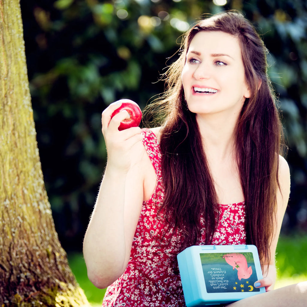 Brotdose Schwein Glück Design Brotdose Für Jungen, Umweltfreundliche Brotdose, Essensbox, Brotdose Aus Edelstahl, Brotdose Für Mädchen, Brotdose Auslaufsicher, Brotdose Mit Motiv, Brotdose Mit Trennwand, Essensdose, Brotdose Büro, Brotdose Mit Deckel, Brotdose Mit Clipverschluss, Brotdose Kinder, Brotdose Kindergarten, Brotdose Aus Glas, Butterbrotdose, Robuste Brotdose, Brotdose Mit Tiermotiv, Wiederverwendbare Brotdose, Brotdose Kita, Mahlzeitendose, Brotdose Aus Kunststoff, Design Brotdose, Frühstücksdose, Brotbox, Leichte Brotdose, Lunchbehältnis, Lustige Brotdose, Pausenbrotbox, Brotdose Für Unterwegs, Brotdose BPA-Frei, Jausenbox, Lunchbox, Brotdose Nachhaltig, Brotdose Spülmaschinenfest, Brotdose Erwachsene, Brotdose Schule, Snackbox, Brotdose Mit Spruch, Vesperbox, Lunchbehälter, Vesperdose, Brotdose, Tiermotive, Gute Laune, lustige Sprüche, Tiere, Träume, Sterne, Ziele, Sernchen, Motivation, Schwein, Schweinchen, Glücksbringer, Glücksschwein. Glück