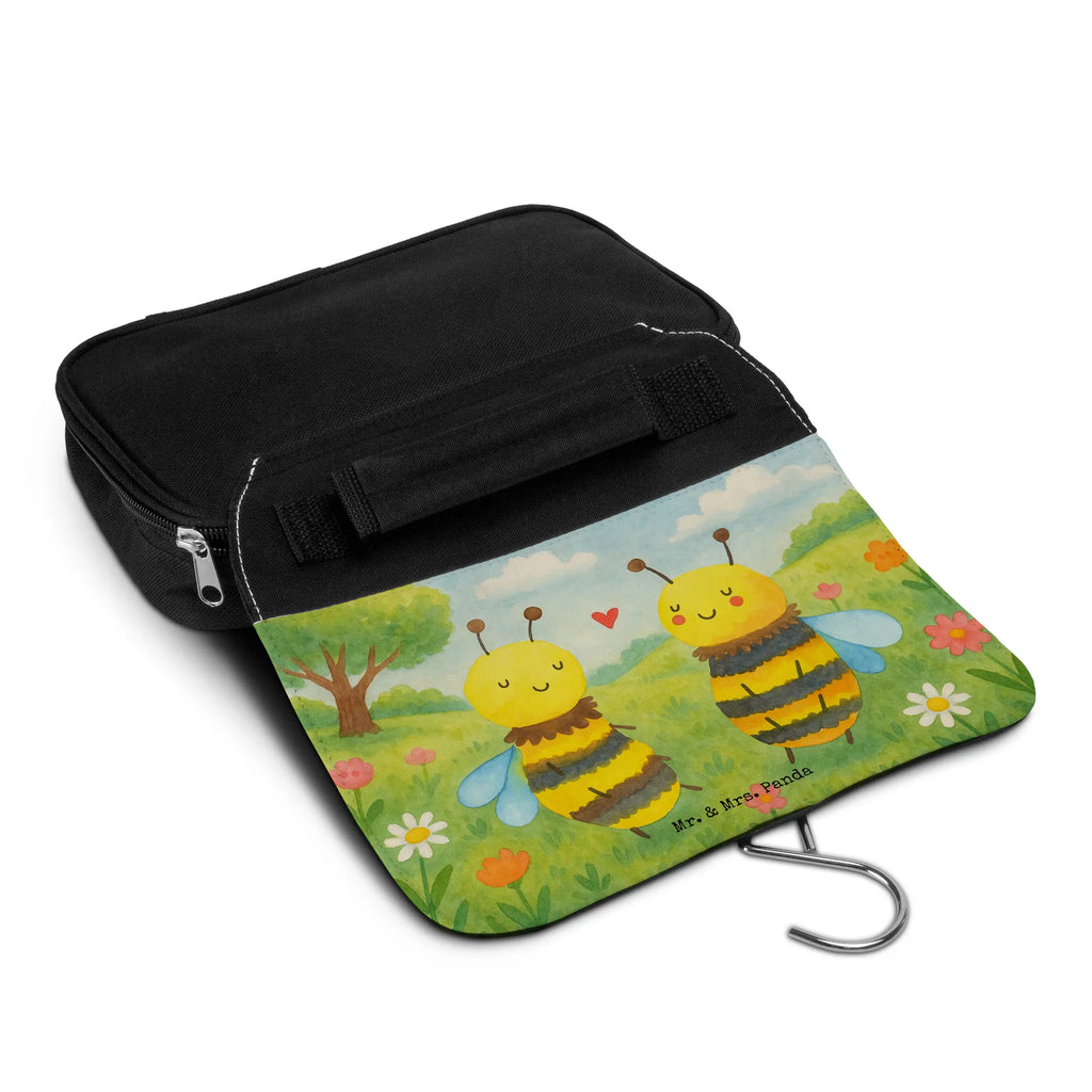 Kulturbeutel Biene Verliebt Design Kulturbeutel Aus Filz, Kulturbeutel Waschbar, Kulturbeutel Für Urlaub, Kulturbeutel, Kulturbeutel Geschenkidee, Kulturbeutel für Herren, Kulturbeutel Für Businessreise, Kulturbeutel Mit Haken, Kulturbeutel Groß, Kulturbeutel Wasserdicht, Kulturbeutel Unisex, Design Kulturbeutel, Necessaire, Kulturbeutel Herren, Reisebeutel, Kulturbeutel Zum Aufhängen, Moderner Kulturbeutel, Kulturbeutel Mit Spiegel, Kulturbeutel Set, Kulturbeutel Damen, Kulturbeutel Flugzeug, Kulturbeutel Kinder, Klassischer Kulturbeutel, Edler Kulturbeutel, Kulturbeutel Mit Fächern, Toilettentasche, Kulturbeutel Transparent, Kulturbeutel Aus Stoff, Kulturtasche, Kulturbeutel Für Wochenende, Nachhaltiger Kulturbeutel, Kulturbeutel Aus Kunststoff, Kulturbeutel Klein, Kulturbeutel Aus Leder, Waschbeutel, Lustiger Kulturbeutel, Kulturbeutel Kompakt, Kosmetiktasche, Kulturbeutel Reise, Kulturbeutel Handgepäck, Kulturbeutel Organizer, Schlichter Kulturbeutel, Umweltfreundlicher Kulturbeutel, Kulturbeutel Mit Reißverschluss, Kulturbeutel Aus Baumwolle, Biene, Wespe, Hummel