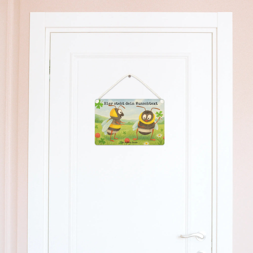 Personalisiertes Deko Schild Hummeln Kleeblatt Design Schild Mit Individuellem Text, Deko Schild Mit Wunschtext, Geschenkidee Deko Schild Mit Text, Großes Deko Schild Personalisiert, Deko Schild Für Balkon Mit Namen, Deko Schild Für Küche Personalisiert, Deko Schild Für Freunde Mit Namen, Schild Mit Botschaft, Deko Schild Mit Namen, Lustiges Deko Schild Mit Wunschtext, Dekoschild Personalisiert, Deko Schild Für Garten Mit Wunschtext, Deko Schild Mit Herz Und Text, Deko Schild Mit Blumenmotiv Und Gravur, Deko Schild Als Geschenk Personalisiert, Deko Schild Für Flur Mit Gravur, Rustikales Deko Schild Personalisiert, Personalisiertes Deko Schild, Türschild Mit Namen, Deko Schild Mit Gravur, Landhausstil Schild Mit Namen, Holzschild Mit Wunschtext, Deko Schild Für Familie Mit Text, Liebevoll Gestaltetes Deko Schild Mit Wunschtext, Metallschild Personalisiert, Modernes Deko Schild Mit Text, Spruchschild Mit Wunschtext, Shabby Chic Schild Mit Wunschtext, Kleines Deko Schild Mit Wunschtext, Wandschild Mit Text, Deko Schild Mit Spruch, Deko Wandtafel Mit Namen, Deko Schild Selbst Gestalten, Vintage Deko Schild Mit Gravur, Schild Zum Hinstellen Mit Text, Deko Schild Für Wohnzimmer Mit Wunschtext, Schild Zum Aufstellen Mit Wunschtext, Tiermotive, Gute Laune, lustige Sprüche, Tiere, glücklich sein, Hummel, glücklich werden, Biene, Spruch schön, Spruch positiv, Spruch fröhlich, Biene Deko