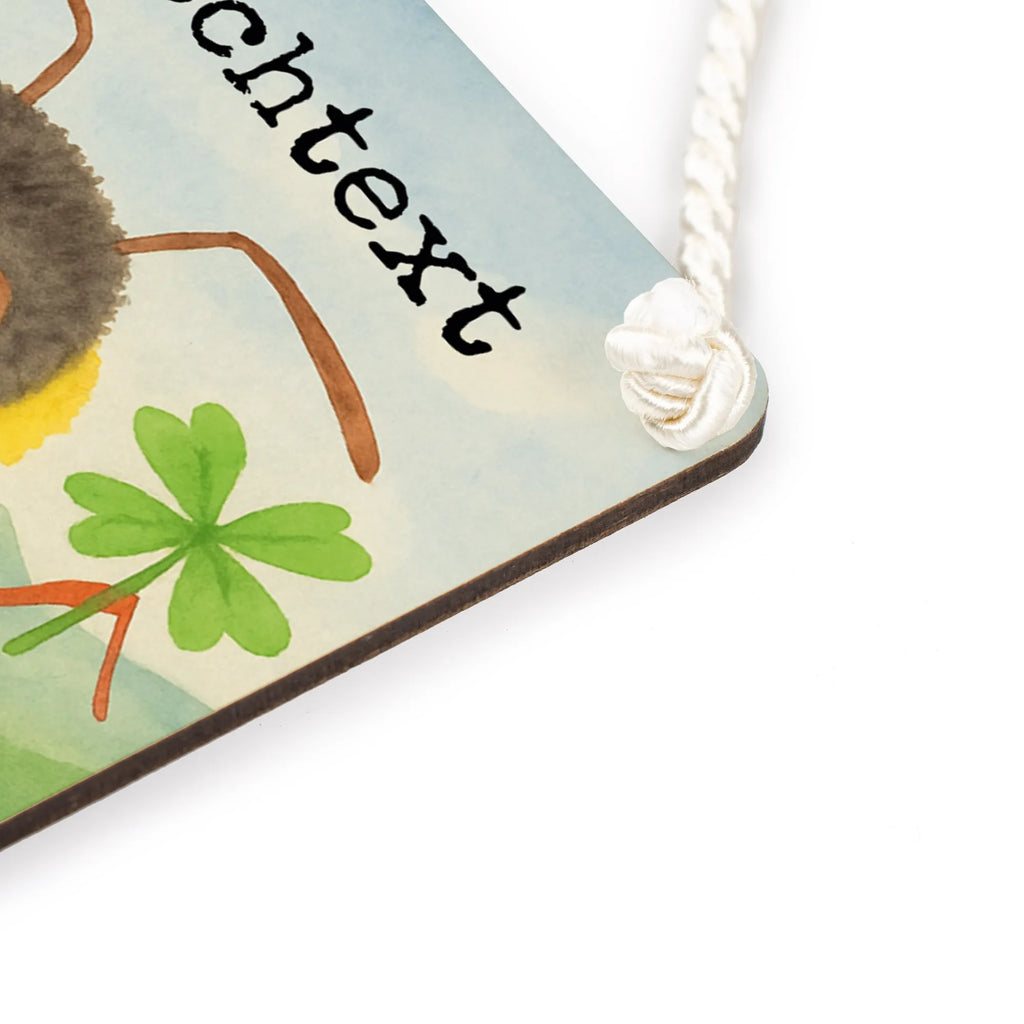 Personalisiertes Deko Schild Hummeln Kleeblatt Design Schild Mit Individuellem Text, Deko Schild Mit Wunschtext, Geschenkidee Deko Schild Mit Text, Großes Deko Schild Personalisiert, Deko Schild Für Balkon Mit Namen, Deko Schild Für Küche Personalisiert, Deko Schild Für Freunde Mit Namen, Schild Mit Botschaft, Deko Schild Mit Namen, Lustiges Deko Schild Mit Wunschtext, Dekoschild Personalisiert, Deko Schild Für Garten Mit Wunschtext, Deko Schild Mit Herz Und Text, Deko Schild Mit Blumenmotiv Und Gravur, Deko Schild Als Geschenk Personalisiert, Deko Schild Für Flur Mit Gravur, Rustikales Deko Schild Personalisiert, Personalisiertes Deko Schild, Türschild Mit Namen, Deko Schild Mit Gravur, Landhausstil Schild Mit Namen, Holzschild Mit Wunschtext, Deko Schild Für Familie Mit Text, Liebevoll Gestaltetes Deko Schild Mit Wunschtext, Metallschild Personalisiert, Modernes Deko Schild Mit Text, Spruchschild Mit Wunschtext, Shabby Chic Schild Mit Wunschtext, Kleines Deko Schild Mit Wunschtext, Wandschild Mit Text, Deko Schild Mit Spruch, Deko Wandtafel Mit Namen, Deko Schild Selbst Gestalten, Vintage Deko Schild Mit Gravur, Schild Zum Hinstellen Mit Text, Deko Schild Für Wohnzimmer Mit Wunschtext, Schild Zum Aufstellen Mit Wunschtext, Tiermotive, Gute Laune, lustige Sprüche, Tiere, glücklich sein, Hummel, glücklich werden, Biene, Spruch schön, Spruch positiv, Spruch fröhlich, Biene Deko