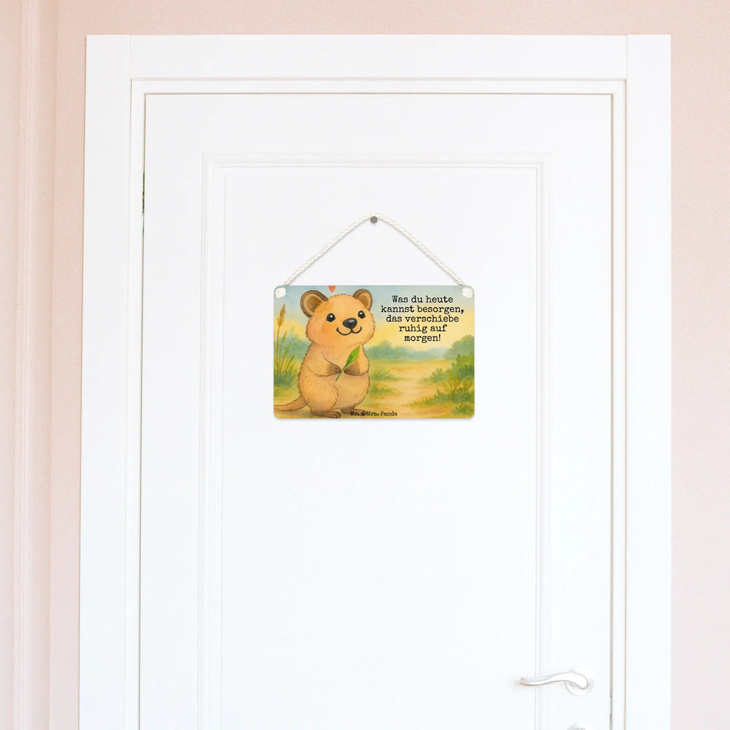Deko Schild Quokka Happy Design Dekoschild Groß, Deko schild Mit Motiv, Dekoschild Für Badezimmer, Deko schild Für Balkon, Deko schild Für Küche, Dekos child Für Garten, Schild Zum Hinstellen, Schild Aus Metall, Wanddeko Schild, Dekoschild Zum Aufhängen, Metallschild, Deko Wandtafel, Dekoschild Handgemacht, Deko schild Mit Lebensweisheit, Deko schild Für Wohnzimmer, Dekoschild Für Familie, Dekoschild Geschenk, Deko schild Modern, Dekoschild Aus Holz, Shabby Chic Schild, Spruchschild, Deko schild Mit Spruch, Türschild, Dekoschild Klein, Dekoschild Für Flur, Deko Schild, Dekoschild Für Freunde, Lustiges Deko schild, Deko schild Landhausstil, Deko schild Mit Herz, Deko schild Mit Blumenmotiv, Wandschild, Holzschild, Türschild Mit Spruch, Dekoschild, Vintage Schild, Schild Zum Aufstellen, Rustikales Deko schild, Schild Aus Holz, Deko schild Liebevoll Gestaltet, Tiermotive, Gute Laune, lustige Sprüche, Tiere, Dinge erledigen, Niedliches Tier, Aufschieberitis, Verschieben, Quokka, Lustiger Spruch