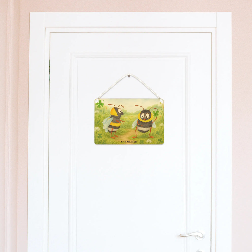 Deko Schild Hummeln Kleeblatt Design Vintage Schild, Dekoschild Für Freunde, Deko schild Mit Motiv, Deko schild Liebevoll Gestaltet, Schild Zum Hinstellen, Deko schild Mit Spruch, Dekoschild Handgemacht, Türschild Mit Spruch, Deko Wandtafel, Dekoschild Für Flur, Wanddeko Schild, Shabby Chic Schild, Dekoschild Für Badezimmer, Dekoschild, Schild Aus Metall, Deko Schild, Rustikales Deko schild, Dekoschild Klein, Deko schild Für Balkon, Dekoschild Aus Holz, Deko schild Landhausstil, Dekos child Für Garten, Metallschild, Schild Zum Aufstellen, Spruchschild, Lustiges Deko schild, Deko schild Mit Herz, Holzschild, Türschild, Wandschild, Deko schild Für Küche, Deko schild Modern, Deko schild Für Wohnzimmer, Dekoschild Geschenk, Dekoschild Zum Aufhängen, Dekoschild Groß, Dekoschild Für Familie, Schild Aus Holz, Deko schild Mit Blumenmotiv, Deko schild Mit Lebensweisheit, Tiermotive, Gute Laune, lustige Sprüche, Tiere, Spruch positiv, Biene, Spruch fröhlich, Biene Deko, glücklich werden, Hummel, Spruch schön, glücklich sein