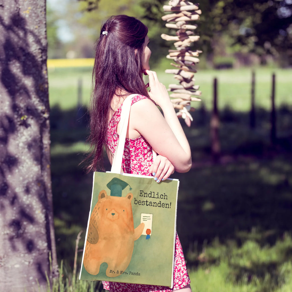 Einkaufstasche Bär Prüfung Design Tragetasche Herren, Tragetasche Ohne Plastik, Leinentasche, Tragetasche Mit Motiv, Tragetasche Modern, Tragetasche Handgemacht, Leinentaschen, Tragetasche, Faltbare Tragetasche, Tragetaschen, Kleine Tragetasche, Tragetasche Bedruckt, Stofftaschen, Tragetasche Blanko, Bunte Tragetasche, Tragetasche Für Einkäufe, Tragetasche Design, Tragetasche Mit Henkel, Beutel Tasche, Tragetasche Waschbar, Jutetaschen, Baumwolltasche, Baumwolltaschen, Tragetasche Wiederverwendbar, Stofftasche, Tragetasche Umweltfreundlich, Tragetasche Nachhaltig, Tragetasche Für Bücher, Tragetasche Vintage, Einkaufstasche, Tragetasche Robust, Große Tragetasche, Tragetasche Für Büro, Tragetasche Kinder, Tragetasche Für Alltag, Tragetasche Mit Spruch, Jutetasche, Lustige Tragetasche, Einkaufstaschen, Tragetasche Damen, Tragetasche Zum Umhängen, Tragetasche Geschenkidee, Tragetasche Für Schule, Bär, Teddy, Teddybär, Abschluss, Abitur, Abschlusszeugnis, Prüfungen, Zeugnis, Prüfung bestanden