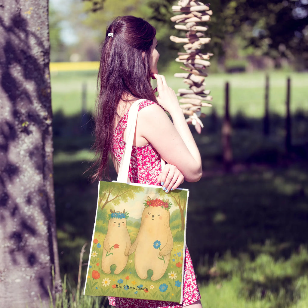Einkaufstasche Bären mit Blumenkranz Design Tragetasche Handgemacht, Tragetasche Ohne Plastik, Tragetasche Kinder, Tragetasche Design, Tragetaschen, Tragetasche Modern, Tragetasche Herren, Tragetasche Nachhaltig, Tragetasche, Bunte Tragetasche, Jutetaschen, Beutel Tasche, Faltbare Tragetasche, Tragetasche Mit Henkel, Leinentaschen, Tragetasche Für Büro, Tragetasche Waschbar, Tragetasche Mit Motiv, Tragetasche Für Bücher, Tragetasche Bedruckt, Tragetasche Für Schule, Große Tragetasche, Tragetasche Damen, Baumwolltasche, Tragetasche Blanko, Einkaufstaschen, Tragetasche Wiederverwendbar, Tragetasche Für Einkäufe, Tragetasche Umweltfreundlich, Tragetasche Mit Spruch, Tragetasche Robust, Jutetasche, Lustige Tragetasche, Leinentasche, Einkaufstasche, Tragetasche Geschenkidee, Tragetasche Vintage, Tragetasche Zum Umhängen, Stofftasche, Stofftaschen, Tragetasche Für Alltag, Baumwolltaschen, Kleine Tragetasche, Familie, Vatertag, Muttertag, Bruder, Schwester, Mama, Papa, Oma, Opa, Kinder, beste Mutter, Mutti, Family, Vorbild, Geschenk Mama. Muttertag, weltbeste Mama, Töchter, Kind, Tochter, Mami, Bär, Bären, Lieblingsmama, Mutter, Lieblingsmensch