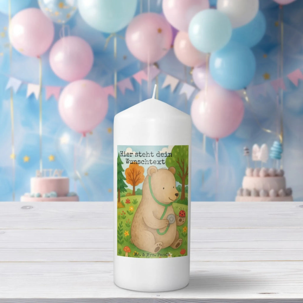 Personalisierte Kerze Bär Arzt Design Osterkerze Mit Namen, Kerzen-Set Mit Namensgravur, Gedenkkerze Mit Namen, Holz-Kerze Mit Namen, Bio-Kerze Mit Wunschname, Tischkerze Mit Namensdruck, Gastgeschenk Kerze Mit Namen, Personalisierte Kerze, Stabkerze Mit Gravur, Teelicht Mit Namensdruck, Handgegossene Kerze Mit Namen, Glas-Kerze Mit Wunschname, Adventskerze Mit Wunschname, Votivkerze Mit Wunschname, Weihnachtskerze Mit Namensgravur, Kerze Für Geburtstag Mit Wunschname, Metall-Kerze Mit Namensgravur, Andachtskerze Mit Namensgravur, Gartenkerze Mit Namen, Laternenkerze Mit Namensdruck, Taufekerze Mit Namensgravur, Grabkerze Mit Namensgravur, Fair-Trade-Kerze Mit Namensgravur, Schwimmkerze Mit Namen, Firmungskerze Mit Wunschname, Stearinkerze Mit Gravur, Bienenwachskerze Mit Wunschname, Blockkerze Mit Namensdruck, Kerze Mit Spruch Und Namen, Kommunionkerze Mit Namen, Handgemachte Kerze Mit Wunschname, Stumpenkerze Mit Namensgravur, Kerze Für Hochzeit Mit Namensgravur, Trauerkerze Mit Namen, LED-Kerze Mit Wunschname, Kommunion, Outdoor-Kerze Mit Namensgravur, Kerze Mit Namen, Sojawachskerze Mit Namensdruck, Duftkerze Mit Namen, Streukerze Mit Namensdruck, Kerze Mit Prägung Und Wunschname, Tafelkerze Mit Wunschname, Teddy, Bär, Teddybär, Ärztin, Professor, Arzt, Doktor, Professorin, Doktorin
