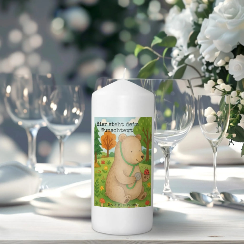 Personalisierte Kerze Bär Arzt Design Osterkerze Mit Namen, Kerzen-Set Mit Namensgravur, Gedenkkerze Mit Namen, Holz-Kerze Mit Namen, Bio-Kerze Mit Wunschname, Tischkerze Mit Namensdruck, Gastgeschenk Kerze Mit Namen, Personalisierte Kerze, Stabkerze Mit Gravur, Teelicht Mit Namensdruck, Handgegossene Kerze Mit Namen, Glas-Kerze Mit Wunschname, Adventskerze Mit Wunschname, Votivkerze Mit Wunschname, Weihnachtskerze Mit Namensgravur, Kerze Für Geburtstag Mit Wunschname, Metall-Kerze Mit Namensgravur, Andachtskerze Mit Namensgravur, Gartenkerze Mit Namen, Laternenkerze Mit Namensdruck, Taufekerze Mit Namensgravur, Grabkerze Mit Namensgravur, Fair-Trade-Kerze Mit Namensgravur, Schwimmkerze Mit Namen, Firmungskerze Mit Wunschname, Stearinkerze Mit Gravur, Bienenwachskerze Mit Wunschname, Blockkerze Mit Namensdruck, Kerze Mit Spruch Und Namen, Kommunionkerze Mit Namen, Handgemachte Kerze Mit Wunschname, Stumpenkerze Mit Namensgravur, Kerze Für Hochzeit Mit Namensgravur, Trauerkerze Mit Namen, LED-Kerze Mit Wunschname, Kommunion, Outdoor-Kerze Mit Namensgravur, Kerze Mit Namen, Sojawachskerze Mit Namensdruck, Duftkerze Mit Namen, Streukerze Mit Namensdruck, Kerze Mit Prägung Und Wunschname, Tafelkerze Mit Wunschname, Teddy, Bär, Teddybär, Ärztin, Professor, Arzt, Doktor, Professorin, Doktorin