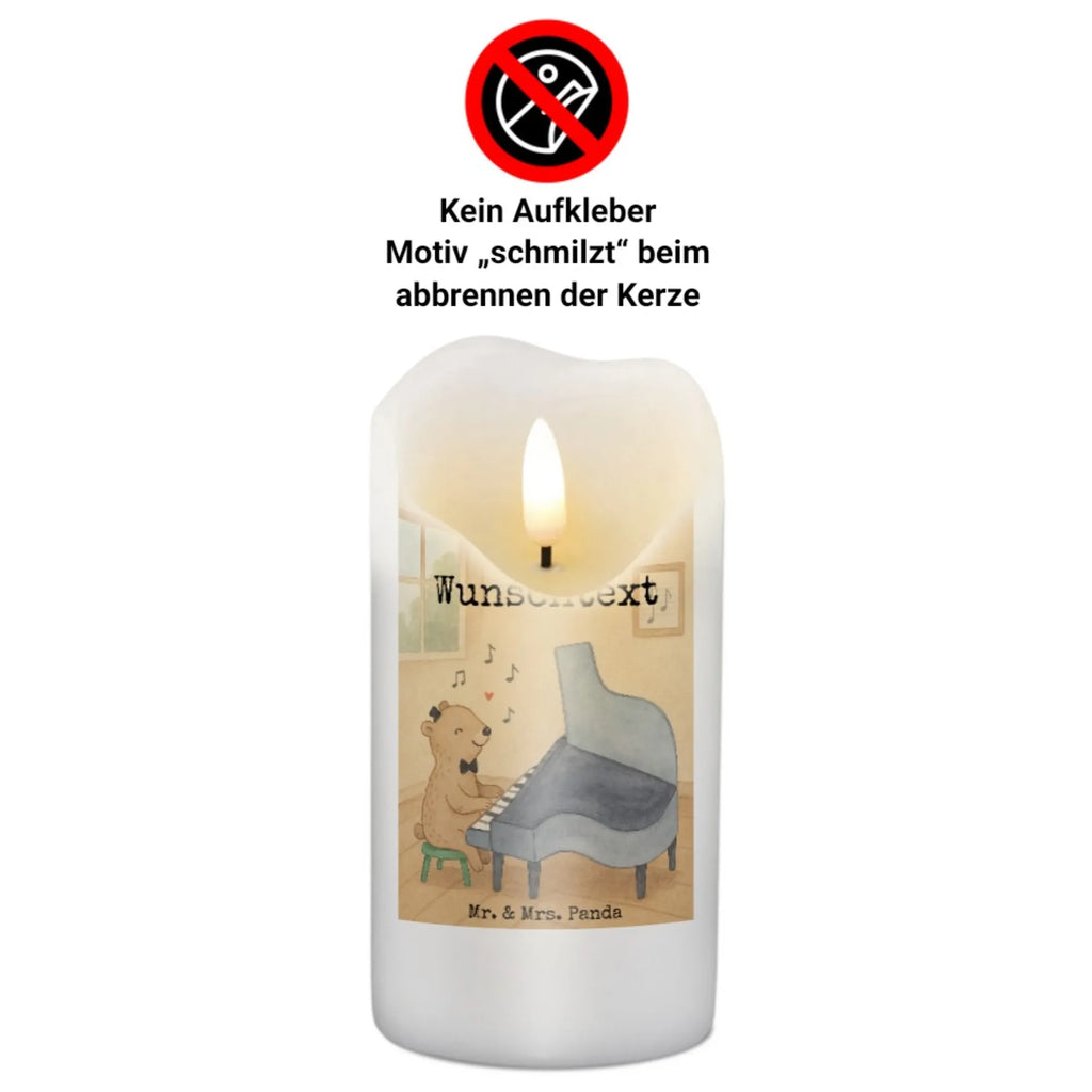 Personalisierte Kerze Bär Klavier Design LED-Kerze Mit Wunschname, Gedenkkerze Mit Namen, Stumpenkerze Mit Namensgravur, Votivkerze Mit Wunschname, Tafelkerze Mit Wunschname, Weihnachtskerze Mit Namensgravur, Bio-Kerze Mit Wunschname, Fair-Trade-Kerze Mit Namensgravur, Kommunionkerze Mit Namen, Gastgeschenk Kerze Mit Namen, Outdoor-Kerze Mit Namensgravur, Sojawachskerze Mit Namensdruck, Stabkerze Mit Gravur, Kerze Für Geburtstag Mit Wunschname, Andachtskerze Mit Namensgravur, Handgegossene Kerze Mit Namen, Laternenkerze Mit Namensdruck, Kerze Für Hochzeit Mit Namensgravur, Teelicht Mit Namensdruck, Osterkerze Mit Namen, Adventskerze Mit Wunschname, Handgemachte Kerze Mit Wunschname, Taufekerze Mit Namensgravur, Trauerkerze Mit Namen, Duftkerze Mit Namen, Kerze Mit Spruch Und Namen, Glas-Kerze Mit Wunschname, Kerze Mit Prägung Und Wunschname, Gartenkerze Mit Namen, Firmungskerze Mit Wunschname, Tischkerze Mit Namensdruck, Holz-Kerze Mit Namen, Streukerze Mit Namensdruck, Kerze Mit Namen, Stearinkerze Mit Gravur, Personalisierte Kerze, Blockkerze Mit Namensdruck, Metall-Kerze Mit Namensgravur, Bienenwachskerze Mit Wunschname, Grabkerze Mit Namensgravur, Kerzen-Set Mit Namensgravur, Schwimmkerze Mit Namen, Instrumente, Geschenke Musiker, Musikliebhaber, Klassik, Pianist, Konzert, Bär, Klavier, Flügel