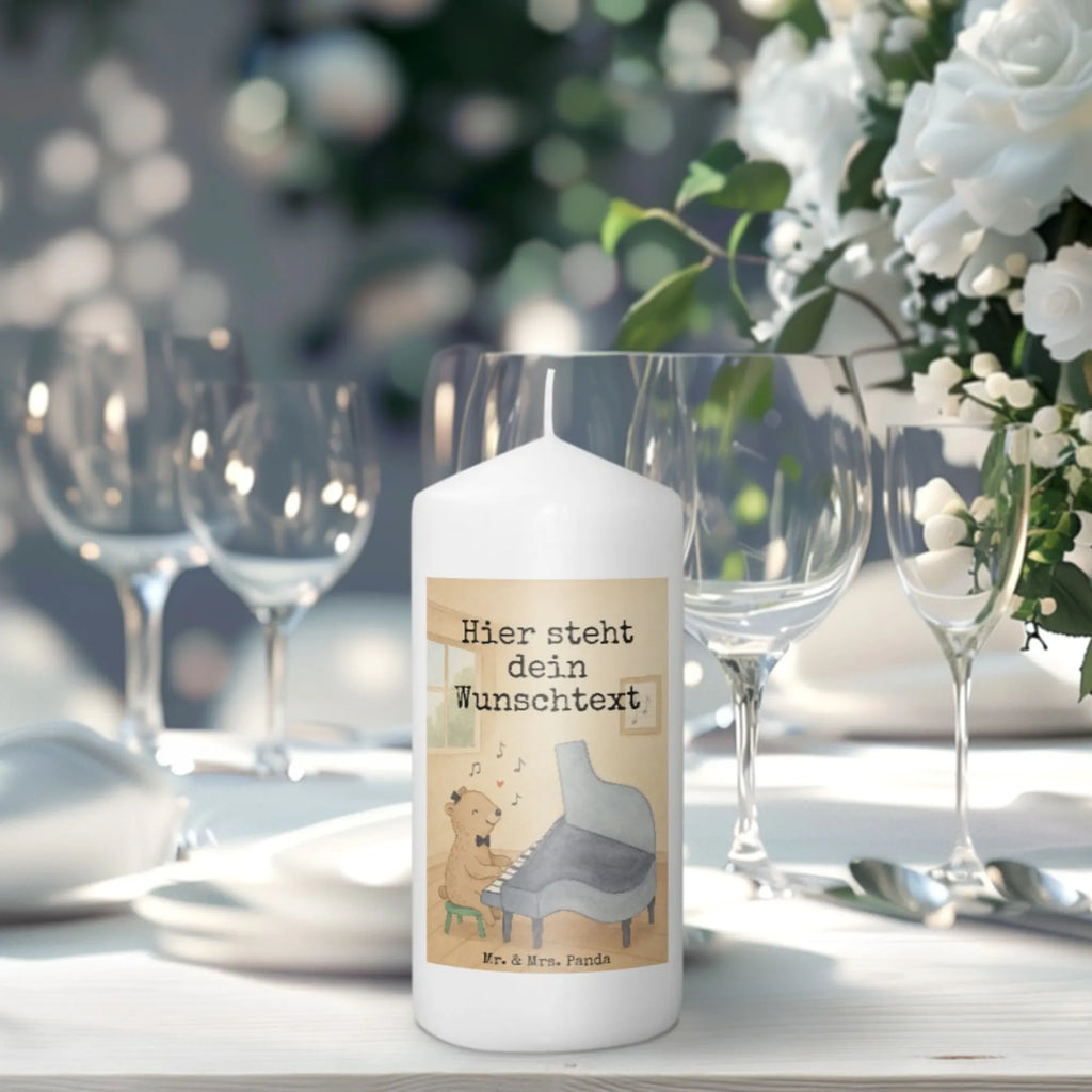 Personalisierte Kerze Bär Klavier Design LED-Kerze Mit Wunschname, Gedenkkerze Mit Namen, Stumpenkerze Mit Namensgravur, Votivkerze Mit Wunschname, Tafelkerze Mit Wunschname, Weihnachtskerze Mit Namensgravur, Bio-Kerze Mit Wunschname, Fair-Trade-Kerze Mit Namensgravur, Kommunionkerze Mit Namen, Gastgeschenk Kerze Mit Namen, Outdoor-Kerze Mit Namensgravur, Sojawachskerze Mit Namensdruck, Stabkerze Mit Gravur, Kerze Für Geburtstag Mit Wunschname, Andachtskerze Mit Namensgravur, Handgegossene Kerze Mit Namen, Laternenkerze Mit Namensdruck, Kerze Für Hochzeit Mit Namensgravur, Teelicht Mit Namensdruck, Osterkerze Mit Namen, Adventskerze Mit Wunschname, Handgemachte Kerze Mit Wunschname, Taufekerze Mit Namensgravur, Trauerkerze Mit Namen, Duftkerze Mit Namen, Kerze Mit Spruch Und Namen, Glas-Kerze Mit Wunschname, Kerze Mit Prägung Und Wunschname, Gartenkerze Mit Namen, Firmungskerze Mit Wunschname, Tischkerze Mit Namensdruck, Holz-Kerze Mit Namen, Streukerze Mit Namensdruck, Kerze Mit Namen, Stearinkerze Mit Gravur, Personalisierte Kerze, Blockkerze Mit Namensdruck, Metall-Kerze Mit Namensgravur, Bienenwachskerze Mit Wunschname, Grabkerze Mit Namensgravur, Kerzen-Set Mit Namensgravur, Schwimmkerze Mit Namen, Instrumente, Geschenke Musiker, Musikliebhaber, Klassik, Pianist, Konzert, Bär, Klavier, Flügel