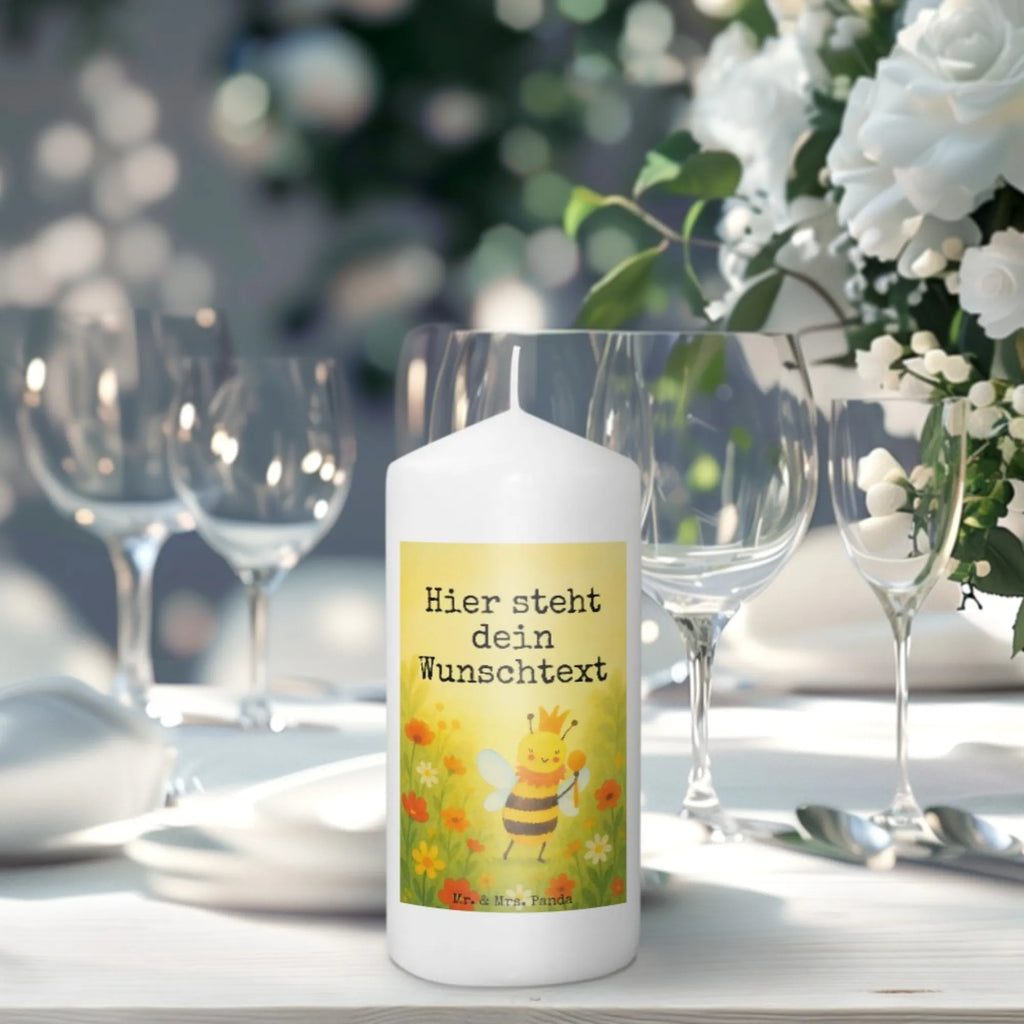 Personalisierte Kerze Biene König Design Kerze Mit Namen, Duftkerze Mit Namen, Weihnachtskerze Mit Namensgravur, Kerzen-Set Mit Namensgravur, Tafelkerze Mit Wunschname, LED-Kerze Mit Wunschname, Bienenwachskerze Mit Wunschname, Bio-Kerze Mit Wunschname, Teelicht Mit Namensdruck, Firmungskerze Mit Wunschname, Kerze Für Geburtstag Mit Wunschname, Handgegossene Kerze Mit Namen, Metall-Kerze Mit Namensgravur, Handgemachte Kerze Mit Wunschname, Stearinkerze Mit Gravur, Adventskerze Mit Wunschname, Kerze Für Hochzeit Mit Namensgravur, Kerze Mit Spruch Und Namen, Streukerze Mit Namensdruck, Schwimmkerze Mit Namen, Kerze Mit Prägung Und Wunschname, Gedenkkerze Mit Namen, Blockkerze Mit Namensdruck, Grabkerze Mit Namensgravur, Taufekerze Mit Namensgravur, Osterkerze Mit Namen, Gartenkerze Mit Namen, Glas-Kerze Mit Wunschname, Sojawachskerze Mit Namensdruck, Stabkerze Mit Gravur, Personalisierte Kerze, Holz-Kerze Mit Namen, Votivkerze Mit Wunschname, Stumpenkerze Mit Namensgravur, Laternenkerze Mit Namensdruck, Fair-Trade-Kerze Mit Namensgravur, Outdoor-Kerze Mit Namensgravur, Gastgeschenk Kerze Mit Namen, Andachtskerze Mit Namensgravur, Tischkerze Mit Namensdruck, Trauerkerze Mit Namen, Kommunionkerze Mit Namen, Biene, Wespe, Hummel