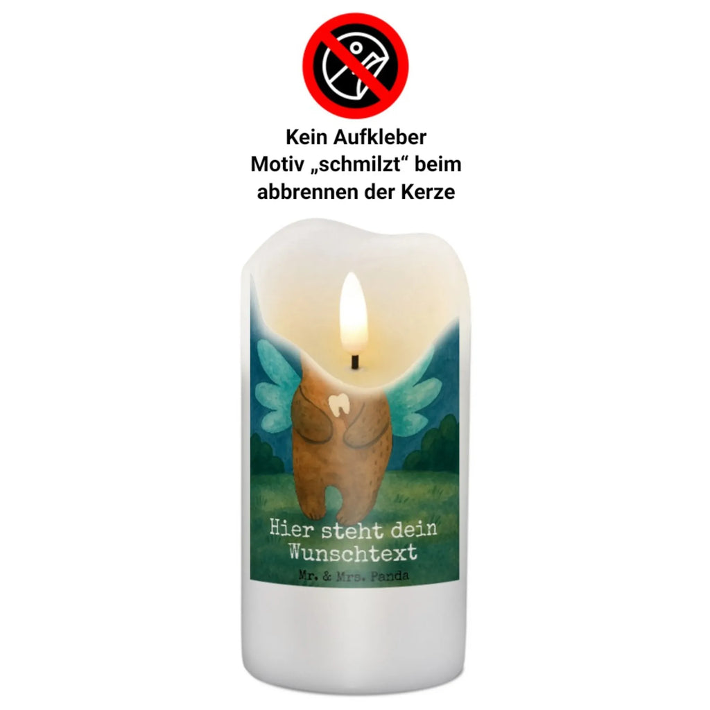Personalisierte Kerze Bär Zahnfee Design Kerze Mit Namen, Handgegossene Kerze Mit Namen, Teelicht Mit Namensdruck, Gastgeschenk Kerze Mit Namen, Holz-Kerze Mit Namen, Sojawachskerze Mit Namensdruck, Kerze Für Geburtstag Mit Wunschname, Outdoor-Kerze Mit Namensgravur, Stabkerze Mit Gravur, Laternenkerze Mit Namensdruck, Kerzen-Set Mit Namensgravur, Metall-Kerze Mit Namensgravur, Firmungskerze Mit Wunschname, Kerze Mit Prägung Und Wunschname, Gartenkerze Mit Namen, Taufekerze Mit Namensgravur, Osterkerze Mit Namen, Stumpenkerze Mit Namensgravur, Fair-Trade-Kerze Mit Namensgravur, Bienenwachskerze Mit Wunschname, Kerze Für Hochzeit Mit Namensgravur, Schwimmkerze Mit Namen, Tischkerze Mit Namensdruck, Kommunionkerze Mit Namen, Gedenkkerze Mit Namen, Duftkerze Mit Namen, Stearinkerze Mit Gravur, Weihnachtskerze Mit Namensgravur, Kerze Mit Spruch Und Namen, Andachtskerze Mit Namensgravur, Bio-Kerze Mit Wunschname, Personalisierte Kerze, Handgemachte Kerze Mit Wunschname, Tafelkerze Mit Wunschname, Glas-Kerze Mit Wunschname, Adventskerze Mit Wunschname, Streukerze Mit Namensdruck, LED-Kerze Mit Wunschname, Blockkerze Mit Namensdruck, Trauerkerze Mit Namen, Grabkerze Mit Namensgravur, Votivkerze Mit Wunschname, Bär, Teddy, Teddybär, Fee, Milchzahn, Erster Zahn, Zahnfee