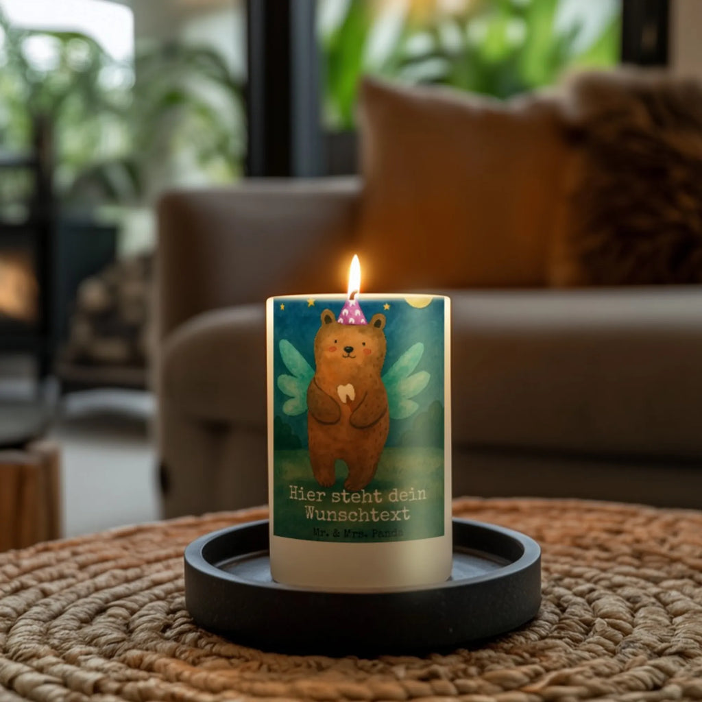 Personalisierte Kerze Bär Zahnfee Design Kerze Mit Namen, Handgegossene Kerze Mit Namen, Teelicht Mit Namensdruck, Gastgeschenk Kerze Mit Namen, Holz-Kerze Mit Namen, Sojawachskerze Mit Namensdruck, Kerze Für Geburtstag Mit Wunschname, Outdoor-Kerze Mit Namensgravur, Stabkerze Mit Gravur, Laternenkerze Mit Namensdruck, Kerzen-Set Mit Namensgravur, Metall-Kerze Mit Namensgravur, Firmungskerze Mit Wunschname, Kerze Mit Prägung Und Wunschname, Gartenkerze Mit Namen, Taufekerze Mit Namensgravur, Osterkerze Mit Namen, Stumpenkerze Mit Namensgravur, Fair-Trade-Kerze Mit Namensgravur, Bienenwachskerze Mit Wunschname, Kerze Für Hochzeit Mit Namensgravur, Schwimmkerze Mit Namen, Tischkerze Mit Namensdruck, Kommunionkerze Mit Namen, Gedenkkerze Mit Namen, Duftkerze Mit Namen, Stearinkerze Mit Gravur, Weihnachtskerze Mit Namensgravur, Kerze Mit Spruch Und Namen, Andachtskerze Mit Namensgravur, Bio-Kerze Mit Wunschname, Personalisierte Kerze, Handgemachte Kerze Mit Wunschname, Tafelkerze Mit Wunschname, Glas-Kerze Mit Wunschname, Adventskerze Mit Wunschname, Streukerze Mit Namensdruck, LED-Kerze Mit Wunschname, Blockkerze Mit Namensdruck, Trauerkerze Mit Namen, Grabkerze Mit Namensgravur, Votivkerze Mit Wunschname, Bär, Teddy, Teddybär, Fee, Milchzahn, Erster Zahn, Zahnfee