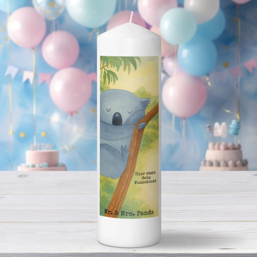 Personalisierte Kerze Koalabär Design LED-Kerze Mit Wunschname, Kerze Für Geburtstag Mit Wunschname, Tafelkerze Mit Wunschname, Stabkerze Mit Gravur, Firmungskerze Mit Wunschname, Gedenkkerze Mit Namen, Stumpenkerze Mit Namensgravur, Metall-Kerze Mit Namensgravur, Bio-Kerze Mit Wunschname, Weihnachtskerze Mit Namensgravur, Osterkerze Mit Namen, Bienenwachskerze Mit Wunschname, Trauerkerze Mit Namen, Sojawachskerze Mit Namensdruck, Gartenkerze Mit Namen, Fair-Trade-Kerze Mit Namensgravur, Teelicht Mit Namensdruck, Votivkerze Mit Wunschname, Kerze Mit Spruch Und Namen, Taufekerze Mit Namensgravur, Kerze Mit Prägung Und Wunschname, Streukerze Mit Namensdruck, Outdoor-Kerze Mit Namensgravur, Kerzen-Set Mit Namensgravur, Laternenkerze Mit Namensdruck, Adventskerze Mit Wunschname, Schwimmkerze Mit Namen, Kerze Für Hochzeit Mit Namensgravur, Andachtskerze Mit Namensgravur, Duftkerze Mit Namen, Stearinkerze Mit Gravur, Kommunionkerze Mit Namen, Kerze Mit Namen, Handgegossene Kerze Mit Namen, Tischkerze Mit Namensdruck, Glas-Kerze Mit Wunschname, Handgemachte Kerze Mit Wunschname, Grabkerze Mit Namensgravur, Personalisierte Kerze, Gastgeschenk Kerze Mit Namen, Holz-Kerze Mit Namen, Blockkerze Mit Namensdruck, Tiermotive, Gute Laune, lustige Sprüche, Tiere, Koalabär, träumen, Bär, Traumland, Koala, Schlafzimmer, schlafen, Traum