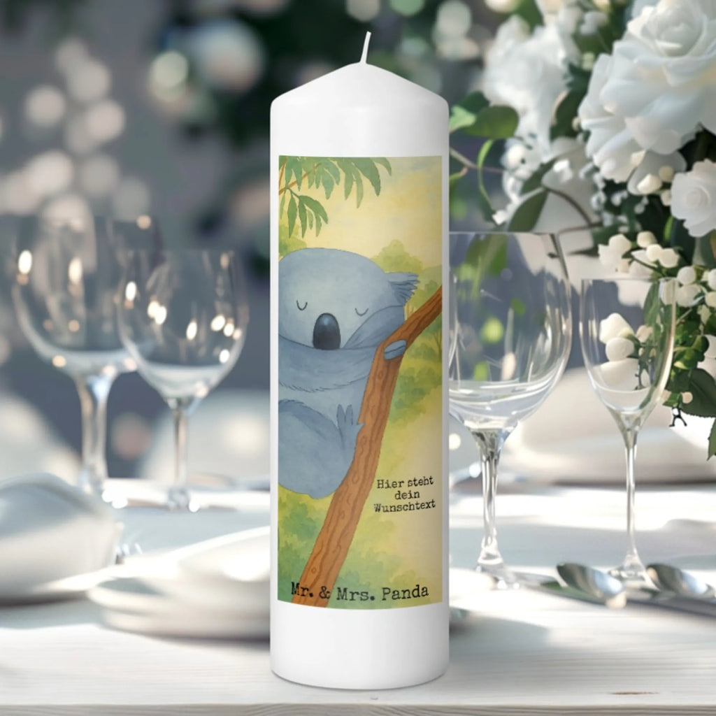 Personalisierte Kerze Koalabär Design LED-Kerze Mit Wunschname, Kerze Für Geburtstag Mit Wunschname, Tafelkerze Mit Wunschname, Stabkerze Mit Gravur, Firmungskerze Mit Wunschname, Gedenkkerze Mit Namen, Stumpenkerze Mit Namensgravur, Metall-Kerze Mit Namensgravur, Bio-Kerze Mit Wunschname, Weihnachtskerze Mit Namensgravur, Osterkerze Mit Namen, Bienenwachskerze Mit Wunschname, Trauerkerze Mit Namen, Sojawachskerze Mit Namensdruck, Gartenkerze Mit Namen, Fair-Trade-Kerze Mit Namensgravur, Teelicht Mit Namensdruck, Votivkerze Mit Wunschname, Kerze Mit Spruch Und Namen, Taufekerze Mit Namensgravur, Kerze Mit Prägung Und Wunschname, Streukerze Mit Namensdruck, Outdoor-Kerze Mit Namensgravur, Kerzen-Set Mit Namensgravur, Laternenkerze Mit Namensdruck, Adventskerze Mit Wunschname, Schwimmkerze Mit Namen, Kerze Für Hochzeit Mit Namensgravur, Andachtskerze Mit Namensgravur, Duftkerze Mit Namen, Stearinkerze Mit Gravur, Kommunionkerze Mit Namen, Kerze Mit Namen, Handgegossene Kerze Mit Namen, Tischkerze Mit Namensdruck, Glas-Kerze Mit Wunschname, Handgemachte Kerze Mit Wunschname, Grabkerze Mit Namensgravur, Personalisierte Kerze, Gastgeschenk Kerze Mit Namen, Holz-Kerze Mit Namen, Blockkerze Mit Namensdruck, Tiermotive, Gute Laune, lustige Sprüche, Tiere, Koalabär, träumen, Bär, Traumland, Koala, Schlafzimmer, schlafen, Traum