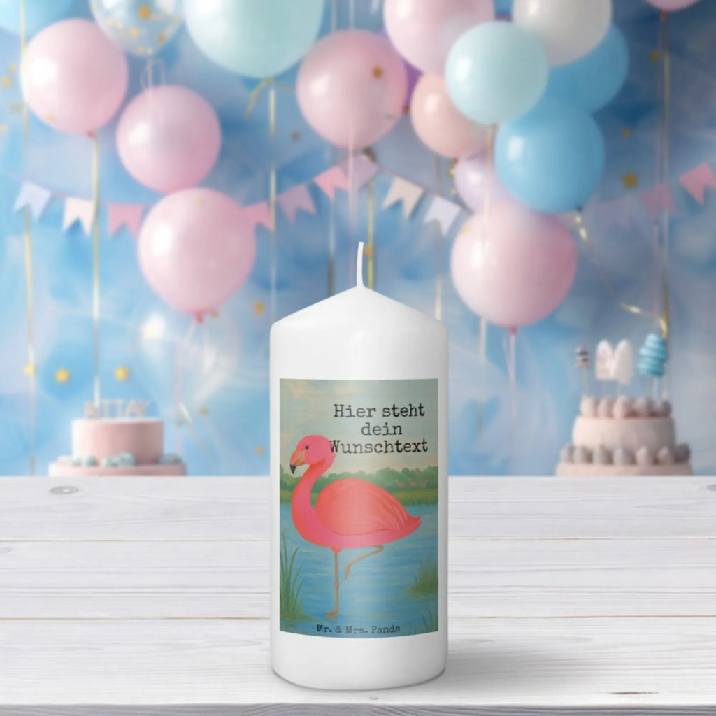 Personalisierte Kerze Flamingo Classic Design Outdoor-Kerze Mit Namensgravur, Tafelkerze Mit Wunschname, Adventskerze Mit Wunschname, Sojawachskerze Mit Namensdruck, Kerze Mit Prägung Und Wunschname, Kerzen-Set Mit Namensgravur, Bienenwachskerze Mit Wunschname, LED-Kerze Mit Wunschname, Stearinkerze Mit Gravur, Fair-Trade-Kerze Mit Namensgravur, Grabkerze Mit Namensgravur, Taufekerze Mit Namensgravur, Stabkerze Mit Gravur, Trauerkerze Mit Namen, Kerze Mit Namen, Gedenkkerze Mit Namen, Duftkerze Mit Namen, Gartenkerze Mit Namen, Bio-Kerze Mit Wunschname, Glas-Kerze Mit Wunschname, Kerze Für Geburtstag Mit Wunschname, Holz-Kerze Mit Namen, Teelicht Mit Namensdruck, Handgemachte Kerze Mit Wunschname, Streukerze Mit Namensdruck, Laternenkerze Mit Namensdruck, Blockkerze Mit Namensdruck, Votivkerze Mit Wunschname, Firmungskerze Mit Wunschname, Kerze Für Hochzeit Mit Namensgravur, Tischkerze Mit Namensdruck, Gastgeschenk Kerze Mit Namen, Weihnachtskerze Mit Namensgravur, Osterkerze Mit Namen, Stumpenkerze Mit Namensgravur, Schwimmkerze Mit Namen, Personalisierte Kerze, Kommunionkerze Mit Namen, Handgegossene Kerze Mit Namen, Kerze Mit Spruch Und Namen, Metall-Kerze Mit Namensgravur, Andachtskerze Mit Namensgravur, Flamingo, ich, Stolz, Einzigartig, Tochter, Freundinnen, Sohn, Geschwister, Außenseiter, Spruch, Freundin, für mich, Selbstliebe