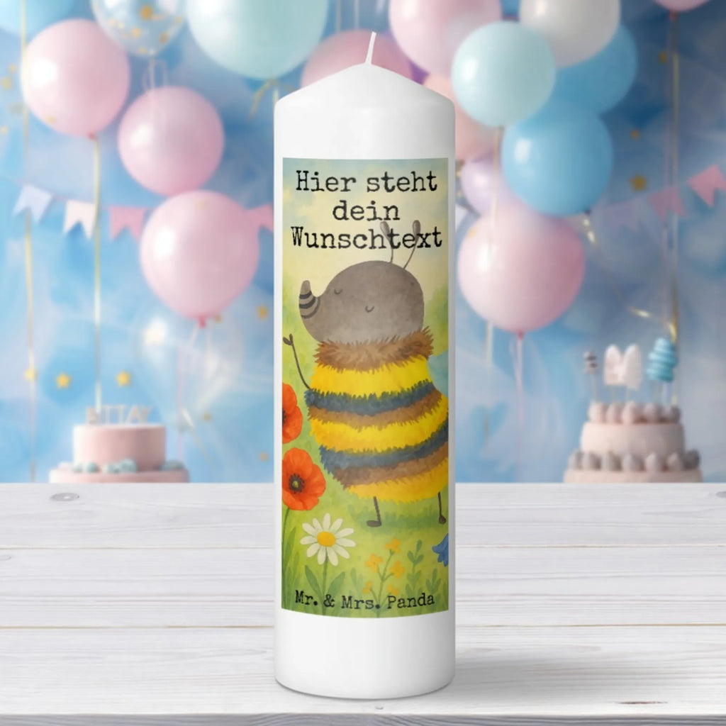 Personalisierte Kerze Hummel flauschig Design Kommunionkerze Mit Namen, Stearinkerze Mit Gravur, Duftkerze Mit Namen, Fair-Trade-Kerze Mit Namensgravur, Kerze Mit Namen, Gastgeschenk Kerze Mit Namen, Streukerze Mit Namensdruck, Outdoor-Kerze Mit Namensgravur, Weihnachtskerze Mit Namensgravur, Grabkerze Mit Namensgravur, Kerzen-Set Mit Namensgravur, Bienenwachskerze Mit Wunschname, Adventskerze Mit Wunschname, Andachtskerze Mit Namensgravur, Gartenkerze Mit Namen, Tischkerze Mit Namensdruck, Firmungskerze Mit Wunschname, Osterkerze Mit Namen, Kerze Für Hochzeit Mit Namensgravur, Bio-Kerze Mit Wunschname, Gedenkkerze Mit Namen, Handgegossene Kerze Mit Namen, Handgemachte Kerze Mit Wunschname, Kerze Mit Prägung Und Wunschname, Trauerkerze Mit Namen, Stabkerze Mit Gravur, Teelicht Mit Namensdruck, Schwimmkerze Mit Namen, Glas-Kerze Mit Wunschname, Metall-Kerze Mit Namensgravur, Tafelkerze Mit Wunschname, Stumpenkerze Mit Namensgravur, Blockkerze Mit Namensdruck, Laternenkerze Mit Namensdruck, Holz-Kerze Mit Namen, LED-Kerze Mit Wunschname, Kerze Für Geburtstag Mit Wunschname, Kerze Mit Spruch Und Namen, Sojawachskerze Mit Namensdruck, Personalisierte Kerze, Votivkerze Mit Wunschname, Taufekerze Mit Namensgravur, Tiermotive, Gute Laune, lustige Sprüche, Tiere, Biene, Flauschig, Blume, Hummel, Natur