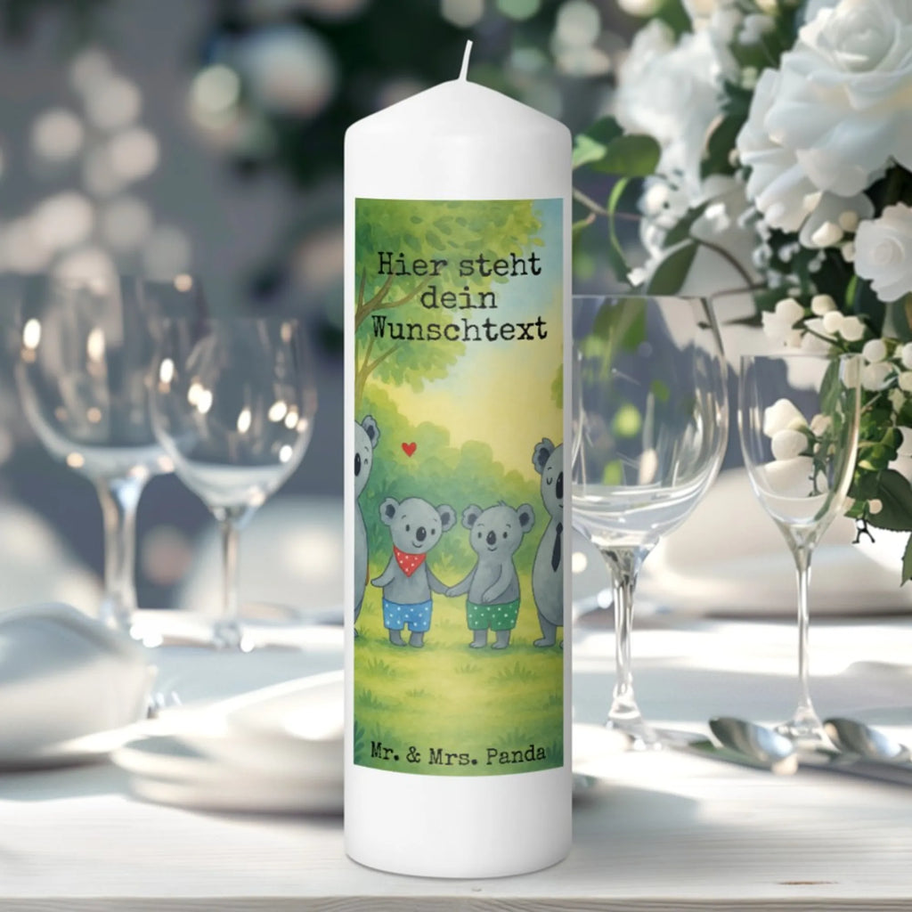 Personalisierte Kerze Koala Familie zwei Design Tafelkerze Mit Wunschname, Kerze Mit Namen, Votivkerze Mit Wunschname, Grabkerze Mit Namensgravur, Trauerkerze Mit Namen, Fair-Trade-Kerze Mit Namensgravur, Outdoor-Kerze Mit Namensgravur, Kommunionkerze Mit Namen, Weihnachtskerze Mit Namensgravur, Bio-Kerze Mit Wunschname, Blockkerze Mit Namensdruck, Stearinkerze Mit Gravur, Metall-Kerze Mit Namensgravur, Handgegossene Kerze Mit Namen, Handgemachte Kerze Mit Wunschname, Firmungskerze Mit Wunschname, Glas-Kerze Mit Wunschname, Sojawachskerze Mit Namensdruck, Tischkerze Mit Namensdruck, Stumpenkerze Mit Namensgravur, Osterkerze Mit Namen, Kerze Mit Prägung Und Wunschname, Teelicht Mit Namensdruck, Adventskerze Mit Wunschname, Kerze Für Geburtstag Mit Wunschname, Duftkerze Mit Namen, Gartenkerze Mit Namen, Andachtskerze Mit Namensgravur, Bienenwachskerze Mit Wunschname, Streukerze Mit Namensdruck, LED-Kerze Mit Wunschname, Gastgeschenk Kerze Mit Namen, Kerze Mit Spruch Und Namen, Personalisierte Kerze, Taufekerze Mit Namensgravur, Gedenkkerze Mit Namen, Schwimmkerze Mit Namen, Holz-Kerze Mit Namen, Laternenkerze Mit Namensdruck, Kerze Für Hochzeit Mit Namensgravur, Stabkerze Mit Gravur, Kerzen-Set Mit Namensgravur, Familie, Vatertag, Muttertag, Bruder, Schwester, Mama, Papa, Oma, Opa, beste Familie, Koala, Koalabär, Familienleben, Koalafamilie, Familienzeit, Lieblingsfamilie