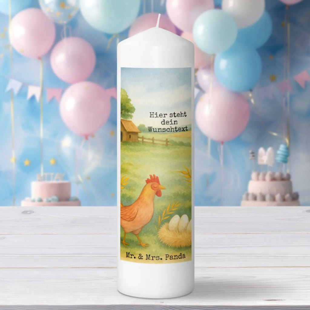 Personalisierte Kerze Huhn Stolz Design Blockkerze Mit Namensdruck, Bio-Kerze Mit Wunschname, Adventskerze Mit Wunschname, Sojawachskerze Mit Namensdruck, Tischkerze Mit Namensdruck, Laternenkerze Mit Namensdruck, Tafelkerze Mit Wunschname, Fair-Trade-Kerze Mit Namensgravur, Gastgeschenk Kerze Mit Namen, Votivkerze Mit Wunschname, Metall-Kerze Mit Namensgravur, Kerze Für Hochzeit Mit Namensgravur, Andachtskerze Mit Namensgravur, Osterkerze Mit Namen, Kerzen-Set Mit Namensgravur, Stumpenkerze Mit Namensgravur, LED-Kerze Mit Wunschname, Kerze Mit Namen, Glas-Kerze Mit Wunschname, Kerze Mit Spruch Und Namen, Streukerze Mit Namensdruck, Stearinkerze Mit Gravur, Teelicht Mit Namensdruck, Duftkerze Mit Namen, Grabkerze Mit Namensgravur, Stabkerze Mit Gravur, Schwimmkerze Mit Namen, Weihnachtskerze Mit Namensgravur, Handgemachte Kerze Mit Wunschname, Kerze Mit Prägung Und Wunschname, Firmungskerze Mit Wunschname, Gedenkkerze Mit Namen, Handgegossene Kerze Mit Namen, Kerze Für Geburtstag Mit Wunschname, Personalisierte Kerze, Trauerkerze Mit Namen, Holz-Kerze Mit Namen, Gartenkerze Mit Namen, Kommunionkerze Mit Namen, Bienenwachskerze Mit Wunschname, Taufekerze Mit Namensgravur, Outdoor-Kerze Mit Namensgravur, Bauernhof, Hoftiere, Landwirt, Landwirtin, Schwangerschaft, Magie, Hühner, Landleben, Hahn, Henne, Motivation, Eier, Geburt, Hof, Spruch