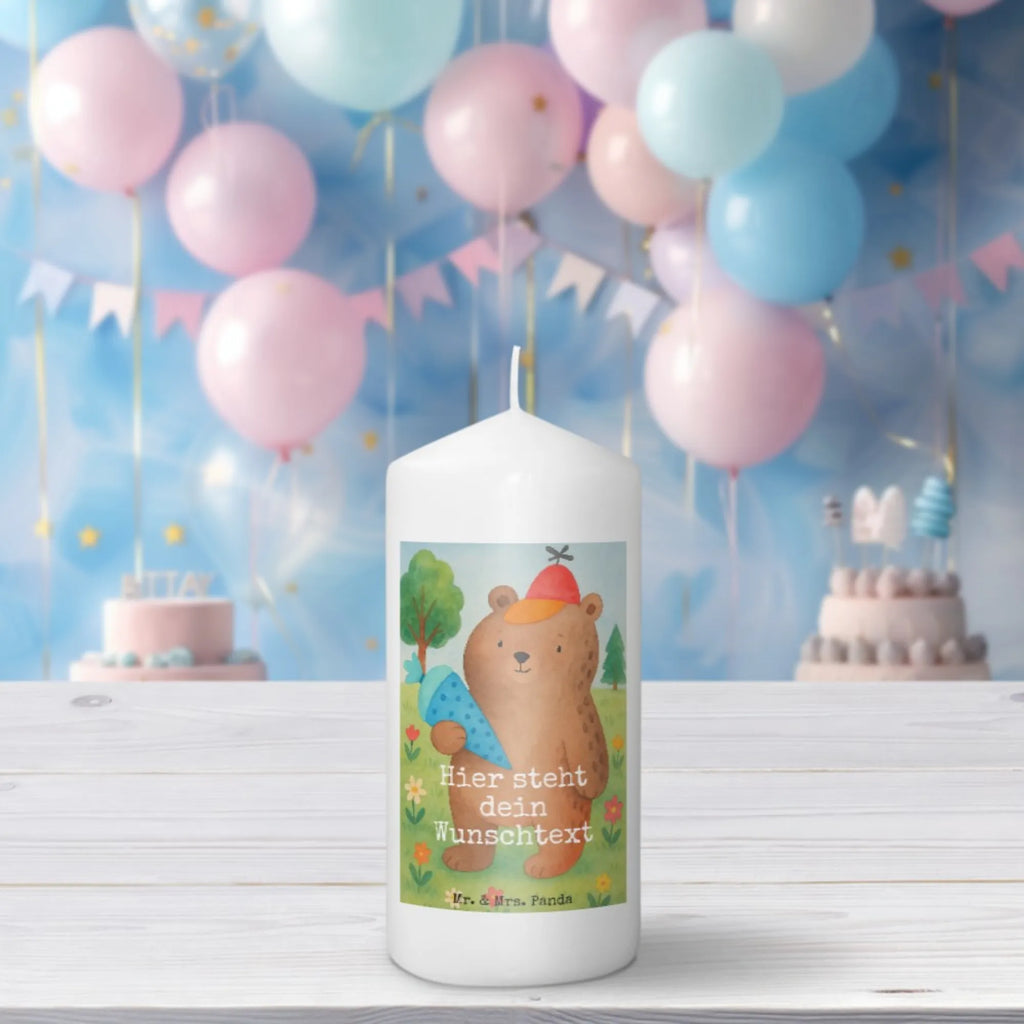 Personalisierte Kerze Bär Schultüte Design Blockkerze Mit Namensdruck, Personalisierte Kerze, Stearinkerze Mit Gravur, Schwimmkerze Mit Namen, LED-Kerze Mit Wunschname, Kerze Mit Prägung Und Wunschname, Adventskerze Mit Wunschname, Firmungskerze Mit Wunschname, Andachtskerze Mit Namensgravur, Weihnachtskerze Mit Namensgravur, Stabkerze Mit Gravur, Gastgeschenk Kerze Mit Namen, Bio-Kerze Mit Wunschname, Kerze Mit Namen, Sojawachskerze Mit Namensdruck, Streukerze Mit Namensdruck, Tafelkerze Mit Wunschname, Trauerkerze Mit Namen, Kerze Mit Spruch Und Namen, Grabkerze Mit Namensgravur, Kerzen-Set Mit Namensgravur, Metall-Kerze Mit Namensgravur, Laternenkerze Mit Namensdruck, Osterkerze Mit Namen, Kerze Für Geburtstag Mit Wunschname, Kommunionkerze Mit Namen, Duftkerze Mit Namen, Handgegossene Kerze Mit Namen, Kerze Für Hochzeit Mit Namensgravur, Fair-Trade-Kerze Mit Namensgravur, Bienenwachskerze Mit Wunschname, Taufekerze Mit Namensgravur, Handgemachte Kerze Mit Wunschname, Tischkerze Mit Namensdruck, Votivkerze Mit Wunschname, Teelicht Mit Namensdruck, Gartenkerze Mit Namen, Holz-Kerze Mit Namen, Stumpenkerze Mit Namensgravur, Glas-Kerze Mit Wunschname, Outdoor-Kerze Mit Namensgravur, Gedenkkerze Mit Namen, Bär, Teddy, Teddybär, Schulanfang, Schule Geschenk, Grundschule, Erster Schultag Geschenk, Bär Motiv, Schulbeginn, Einschulung Geschenk, Schultüte