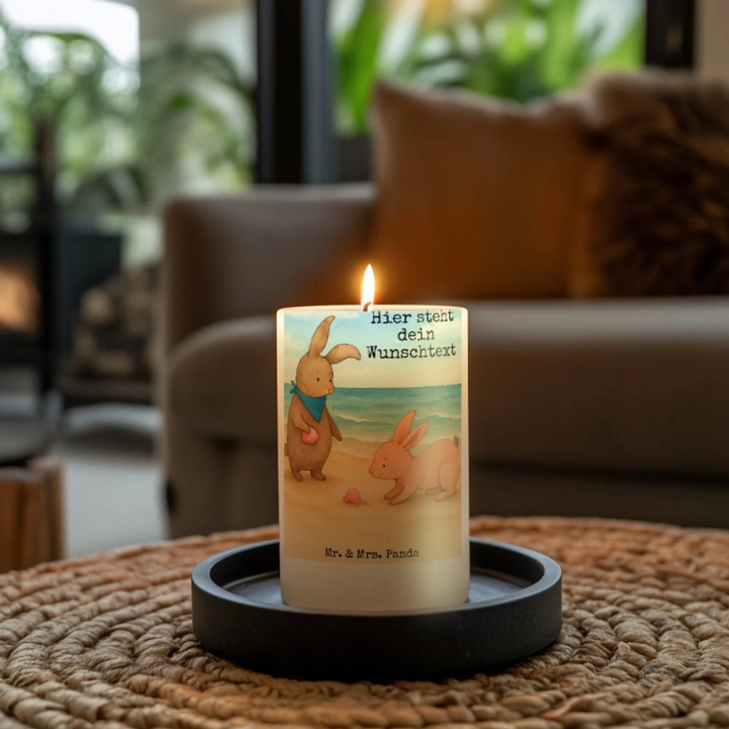 Personalisierte Kerze Hasen Muschel Design Fair-Trade-Kerze Mit Namensgravur, Handgegossene Kerze Mit Namen, Bienenwachskerze Mit Wunschname, Kerzen-Set Mit Namensgravur, LED-Kerze Mit Wunschname, Trauerkerze Mit Namen, Weihnachtskerze Mit Namensgravur, Kerze Mit Spruch Und Namen, Laternenkerze Mit Namensdruck, Osterkerze Mit Namen, Teelicht Mit Namensdruck, Gedenkkerze Mit Namen, Kerze Mit Namen, Duftkerze Mit Namen, Outdoor-Kerze Mit Namensgravur, Kerze Für Geburtstag Mit Wunschname, Blockkerze Mit Namensdruck, Kerze Mit Prägung Und Wunschname, Stabkerze Mit Gravur, Kerze Für Hochzeit Mit Namensgravur, Votivkerze Mit Wunschname, Tafelkerze Mit Wunschname, Tischkerze Mit Namensdruck, Gartenkerze Mit Namen, Andachtskerze Mit Namensgravur, Metall-Kerze Mit Namensgravur, Stearinkerze Mit Gravur, Firmungskerze Mit Wunschname, Adventskerze Mit Wunschname, Sojawachskerze Mit Namensdruck, Personalisierte Kerze, Kommunionkerze Mit Namen, Gastgeschenk Kerze Mit Namen, Grabkerze Mit Namensgravur, Bio-Kerze Mit Wunschname, Streukerze Mit Namensdruck, Stumpenkerze Mit Namensgravur, Schwimmkerze Mit Namen, Holz-Kerze Mit Namen, Taufekerze Mit Namensgravur, Handgemachte Kerze Mit Wunschname, Glas-Kerze Mit Wunschname, Familie, Vatertag, Muttertag, Bruder, Schwester, Mama, Papa, Oma, Opa, Muscheln, Meer, Freundin, Hasen, beste Freundin, Freundinnen, Muscheln sammeln, BFF, best friends
