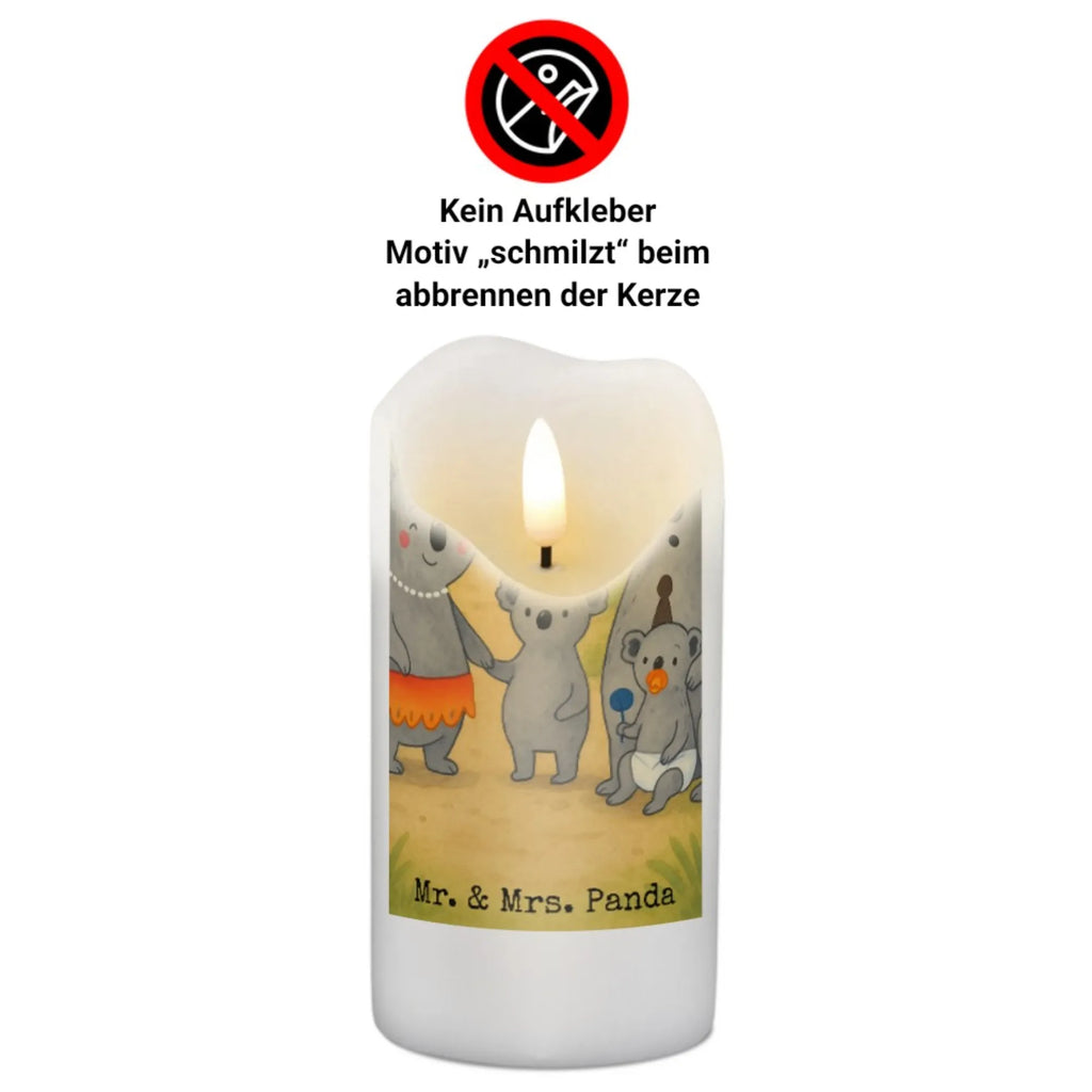Personalisierte Kerze Koala Familie Design Duftkerze Mit Namen, Kommunionkerze Mit Namen, Handgemachte Kerze Mit Wunschname, Outdoor-Kerze Mit Namensgravur, Kerzen-Set Mit Namensgravur, Stabkerze Mit Gravur, Kerze Für Hochzeit Mit Namensgravur, LED-Kerze Mit Wunschname, Streukerze Mit Namensdruck, Metall-Kerze Mit Namensgravur, Fair-Trade-Kerze Mit Namensgravur, Laternenkerze Mit Namensdruck, Stearinkerze Mit Gravur, Firmungskerze Mit Wunschname, Taufekerze Mit Namensgravur, Kerze Für Geburtstag Mit Wunschname, Bienenwachskerze Mit Wunschname, Teelicht Mit Namensdruck, Kerze Mit Namen, Kerze Mit Spruch Und Namen, Osterkerze Mit Namen, Tischkerze Mit Namensdruck, Tafelkerze Mit Wunschname, Weihnachtskerze Mit Namensgravur, Schwimmkerze Mit Namen, Glas-Kerze Mit Wunschname, Gastgeschenk Kerze Mit Namen, Sojawachskerze Mit Namensdruck, Stumpenkerze Mit Namensgravur, Kerze Mit Prägung Und Wunschname, Andachtskerze Mit Namensgravur, Gedenkkerze Mit Namen, Gartenkerze Mit Namen, Votivkerze Mit Wunschname, Grabkerze Mit Namensgravur, Bio-Kerze Mit Wunschname, Blockkerze Mit Namensdruck, Adventskerze Mit Wunschname, Trauerkerze Mit Namen, Holz-Kerze Mit Namen, Personalisierte Kerze, Handgegossene Kerze Mit Namen, Familie, Vatertag, Muttertag, Bruder, Schwester, Mama, Papa, Oma, Opa, Kinder, Familienleben, Geschwister, Koalas, Family, Koala