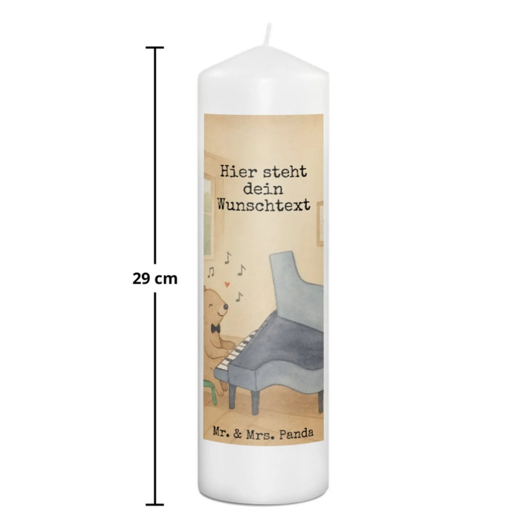 Personalisierte Kerze Bär Klavier Design LED-Kerze Mit Wunschname, Gedenkkerze Mit Namen, Stumpenkerze Mit Namensgravur, Votivkerze Mit Wunschname, Tafelkerze Mit Wunschname, Weihnachtskerze Mit Namensgravur, Bio-Kerze Mit Wunschname, Fair-Trade-Kerze Mit Namensgravur, Kommunionkerze Mit Namen, Gastgeschenk Kerze Mit Namen, Outdoor-Kerze Mit Namensgravur, Sojawachskerze Mit Namensdruck, Stabkerze Mit Gravur, Kerze Für Geburtstag Mit Wunschname, Andachtskerze Mit Namensgravur, Handgegossene Kerze Mit Namen, Laternenkerze Mit Namensdruck, Kerze Für Hochzeit Mit Namensgravur, Teelicht Mit Namensdruck, Osterkerze Mit Namen, Adventskerze Mit Wunschname, Handgemachte Kerze Mit Wunschname, Taufekerze Mit Namensgravur, Trauerkerze Mit Namen, Duftkerze Mit Namen, Kerze Mit Spruch Und Namen, Glas-Kerze Mit Wunschname, Kerze Mit Prägung Und Wunschname, Gartenkerze Mit Namen, Firmungskerze Mit Wunschname, Tischkerze Mit Namensdruck, Holz-Kerze Mit Namen, Streukerze Mit Namensdruck, Kerze Mit Namen, Stearinkerze Mit Gravur, Personalisierte Kerze, Blockkerze Mit Namensdruck, Metall-Kerze Mit Namensgravur, Bienenwachskerze Mit Wunschname, Grabkerze Mit Namensgravur, Kerzen-Set Mit Namensgravur, Schwimmkerze Mit Namen, Instrumente, Geschenke Musiker, Musikliebhaber, Klassik, Pianist, Konzert, Bär, Klavier, Flügel
