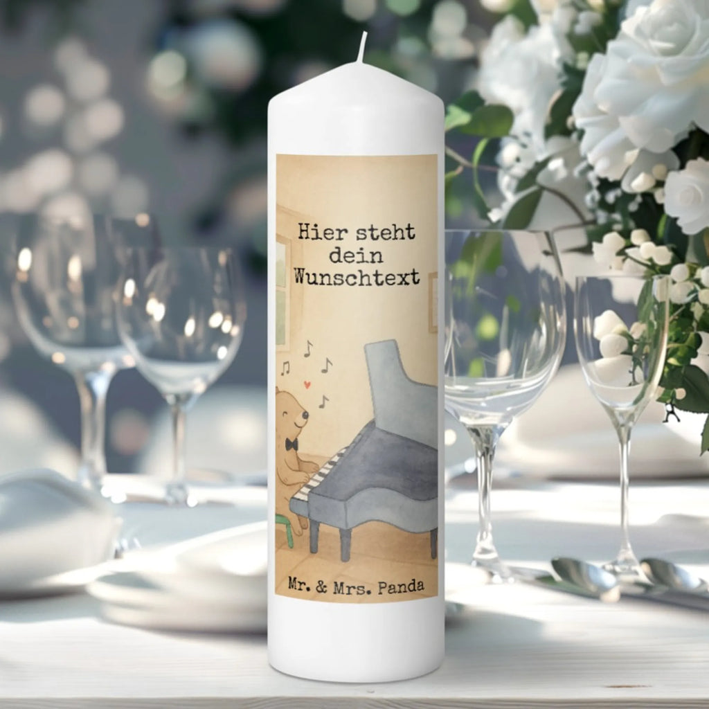 Personalisierte Kerze Bär Klavier Design LED-Kerze Mit Wunschname, Gedenkkerze Mit Namen, Stumpenkerze Mit Namensgravur, Votivkerze Mit Wunschname, Tafelkerze Mit Wunschname, Weihnachtskerze Mit Namensgravur, Bio-Kerze Mit Wunschname, Fair-Trade-Kerze Mit Namensgravur, Kommunionkerze Mit Namen, Gastgeschenk Kerze Mit Namen, Outdoor-Kerze Mit Namensgravur, Sojawachskerze Mit Namensdruck, Stabkerze Mit Gravur, Kerze Für Geburtstag Mit Wunschname, Andachtskerze Mit Namensgravur, Handgegossene Kerze Mit Namen, Laternenkerze Mit Namensdruck, Kerze Für Hochzeit Mit Namensgravur, Teelicht Mit Namensdruck, Osterkerze Mit Namen, Adventskerze Mit Wunschname, Handgemachte Kerze Mit Wunschname, Taufekerze Mit Namensgravur, Trauerkerze Mit Namen, Duftkerze Mit Namen, Kerze Mit Spruch Und Namen, Glas-Kerze Mit Wunschname, Kerze Mit Prägung Und Wunschname, Gartenkerze Mit Namen, Firmungskerze Mit Wunschname, Tischkerze Mit Namensdruck, Holz-Kerze Mit Namen, Streukerze Mit Namensdruck, Kerze Mit Namen, Stearinkerze Mit Gravur, Personalisierte Kerze, Blockkerze Mit Namensdruck, Metall-Kerze Mit Namensgravur, Bienenwachskerze Mit Wunschname, Grabkerze Mit Namensgravur, Kerzen-Set Mit Namensgravur, Schwimmkerze Mit Namen, Instrumente, Geschenke Musiker, Musikliebhaber, Klassik, Pianist, Konzert, Bär, Klavier, Flügel