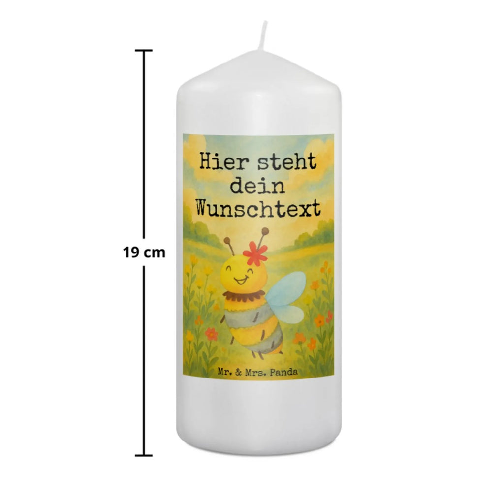Personalisierte Kerze Biene Blume Design Handgemachte Kerze Mit Wunschname, Kerze Mit Namen, Fair-Trade-Kerze Mit Namensgravur, Sojawachskerze Mit Namensdruck, Metall-Kerze Mit Namensgravur, Weihnachtskerze Mit Namensgravur, Kommunionkerze Mit Namen, Taufekerze Mit Namensgravur, Schwimmkerze Mit Namen, Bio-Kerze Mit Wunschname, LED-Kerze Mit Wunschname, Andachtskerze Mit Namensgravur, Handgegossene Kerze Mit Namen, Gastgeschenk Kerze Mit Namen, Adventskerze Mit Wunschname, Outdoor-Kerze Mit Namensgravur, Gedenkkerze Mit Namen, Firmungskerze Mit Wunschname, Bienenwachskerze Mit Wunschname, Osterkerze Mit Namen, Kerze Mit Spruch Und Namen, Personalisierte Kerze, Duftkerze Mit Namen, Kerze Mit Prägung Und Wunschname, Blockkerze Mit Namensdruck, Grabkerze Mit Namensgravur, Glas-Kerze Mit Wunschname, Tafelkerze Mit Wunschname, Teelicht Mit Namensdruck, Tischkerze Mit Namensdruck, Stumpenkerze Mit Namensgravur, Gartenkerze Mit Namen, Votivkerze Mit Wunschname, Laternenkerze Mit Namensdruck, Trauerkerze Mit Namen, Kerze Für Hochzeit Mit Namensgravur, Streukerze Mit Namensdruck, Holz-Kerze Mit Namen, Stabkerze Mit Gravur, Kerze Für Geburtstag Mit Wunschname, Kerzen-Set Mit Namensgravur, Stearinkerze Mit Gravur, Biene, Wespe, Hummel