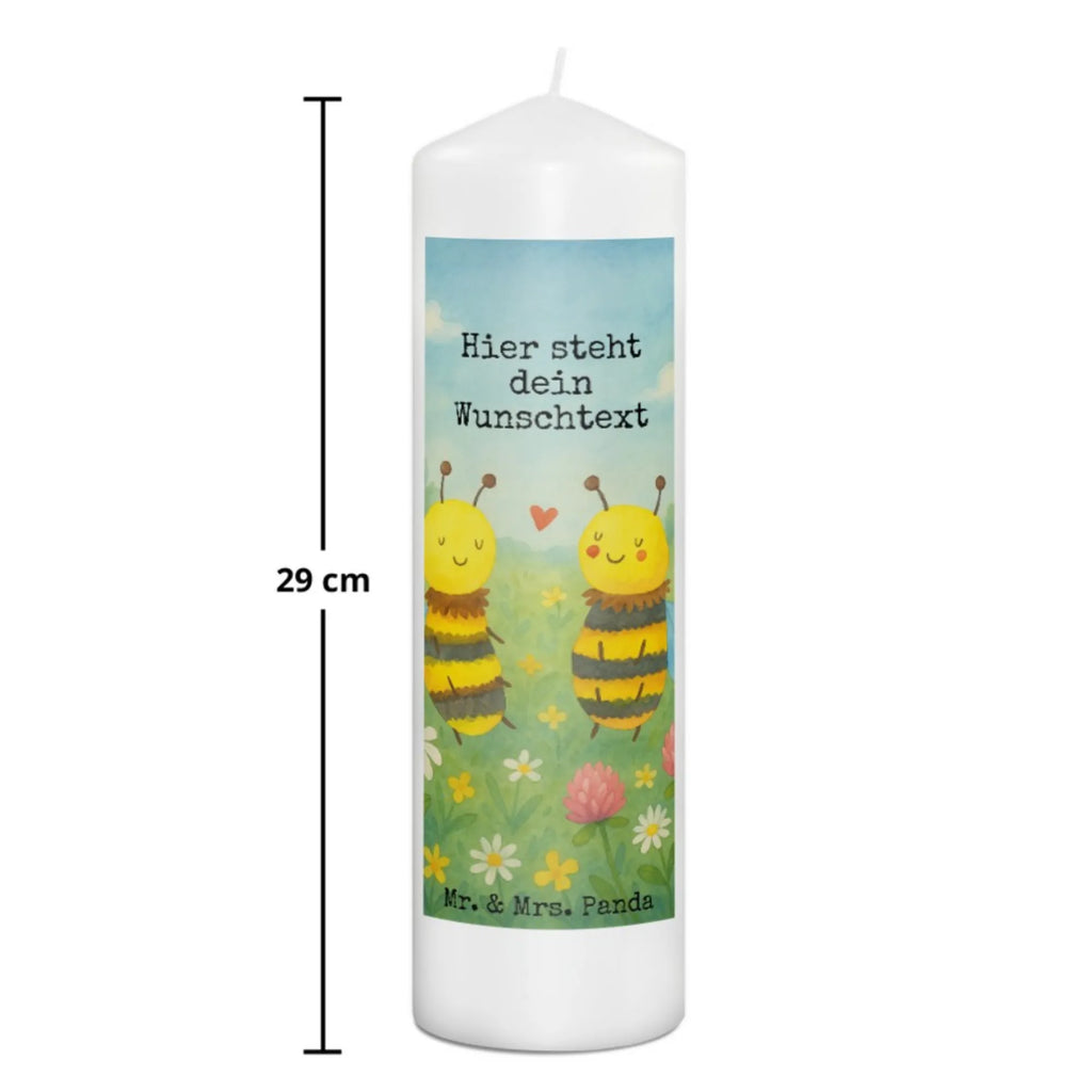 Personalisierte Kerze Biene Verliebt Design Kerze Mit Namen, Schwimmkerze Mit Namen, Weihnachtskerze Mit Namensgravur, Kerze Mit Spruch Und Namen, Stearinkerze Mit Gravur, Kerze Für Hochzeit Mit Namensgravur, Glas-Kerze Mit Wunschname, Metall-Kerze Mit Namensgravur, LED-Kerze Mit Wunschname, Stabkerze Mit Gravur, Kerze Mit Prägung Und Wunschname, Trauerkerze Mit Namen, Osterkerze Mit Namen, Duftkerze Mit Namen, Kommunionkerze Mit Namen, Streukerze Mit Namensdruck, Bienenwachskerze Mit Wunschname, Grabkerze Mit Namensgravur, Handgemachte Kerze Mit Wunschname, Teelicht Mit Namensdruck, Gartenkerze Mit Namen, Fair-Trade-Kerze Mit Namensgravur, Sojawachskerze Mit Namensdruck, Handgegossene Kerze Mit Namen, Kerze Für Geburtstag Mit Wunschname, Tischkerze Mit Namensdruck, Gastgeschenk Kerze Mit Namen, Adventskerze Mit Wunschname, Andachtskerze Mit Namensgravur, Stumpenkerze Mit Namensgravur, Bio-Kerze Mit Wunschname, Firmungskerze Mit Wunschname, Kerzen-Set Mit Namensgravur, Gedenkkerze Mit Namen, Personalisierte Kerze, Votivkerze Mit Wunschname, Tafelkerze Mit Wunschname, Blockkerze Mit Namensdruck, Outdoor-Kerze Mit Namensgravur, Taufekerze Mit Namensgravur, Holz-Kerze Mit Namen, Laternenkerze Mit Namensdruck, Biene, Wespe, Hummel
