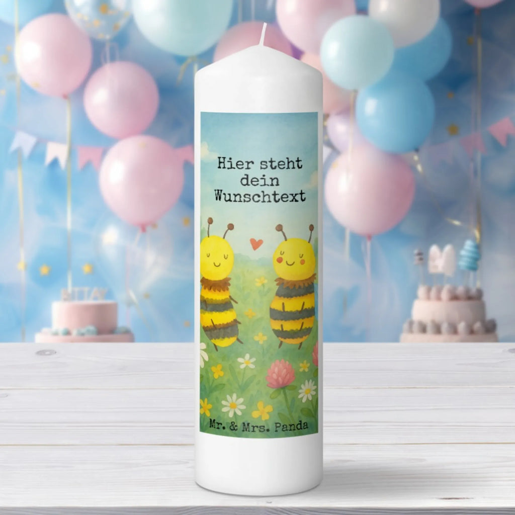 Personalisierte Kerze Biene Verliebt Design Kerze Mit Namen, Schwimmkerze Mit Namen, Weihnachtskerze Mit Namensgravur, Kerze Mit Spruch Und Namen, Stearinkerze Mit Gravur, Kerze Für Hochzeit Mit Namensgravur, Glas-Kerze Mit Wunschname, Metall-Kerze Mit Namensgravur, LED-Kerze Mit Wunschname, Stabkerze Mit Gravur, Kerze Mit Prägung Und Wunschname, Trauerkerze Mit Namen, Osterkerze Mit Namen, Duftkerze Mit Namen, Kommunionkerze Mit Namen, Streukerze Mit Namensdruck, Bienenwachskerze Mit Wunschname, Grabkerze Mit Namensgravur, Handgemachte Kerze Mit Wunschname, Teelicht Mit Namensdruck, Gartenkerze Mit Namen, Fair-Trade-Kerze Mit Namensgravur, Sojawachskerze Mit Namensdruck, Handgegossene Kerze Mit Namen, Kerze Für Geburtstag Mit Wunschname, Tischkerze Mit Namensdruck, Gastgeschenk Kerze Mit Namen, Adventskerze Mit Wunschname, Andachtskerze Mit Namensgravur, Stumpenkerze Mit Namensgravur, Bio-Kerze Mit Wunschname, Firmungskerze Mit Wunschname, Kerzen-Set Mit Namensgravur, Gedenkkerze Mit Namen, Personalisierte Kerze, Votivkerze Mit Wunschname, Tafelkerze Mit Wunschname, Blockkerze Mit Namensdruck, Outdoor-Kerze Mit Namensgravur, Taufekerze Mit Namensgravur, Holz-Kerze Mit Namen, Laternenkerze Mit Namensdruck, Biene, Wespe, Hummel