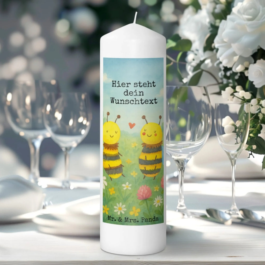 Personalisierte Kerze Biene Verliebt Design Kerze Mit Namen, Schwimmkerze Mit Namen, Weihnachtskerze Mit Namensgravur, Kerze Mit Spruch Und Namen, Stearinkerze Mit Gravur, Kerze Für Hochzeit Mit Namensgravur, Glas-Kerze Mit Wunschname, Metall-Kerze Mit Namensgravur, LED-Kerze Mit Wunschname, Stabkerze Mit Gravur, Kerze Mit Prägung Und Wunschname, Trauerkerze Mit Namen, Osterkerze Mit Namen, Duftkerze Mit Namen, Kommunionkerze Mit Namen, Streukerze Mit Namensdruck, Bienenwachskerze Mit Wunschname, Grabkerze Mit Namensgravur, Handgemachte Kerze Mit Wunschname, Teelicht Mit Namensdruck, Gartenkerze Mit Namen, Fair-Trade-Kerze Mit Namensgravur, Sojawachskerze Mit Namensdruck, Handgegossene Kerze Mit Namen, Kerze Für Geburtstag Mit Wunschname, Tischkerze Mit Namensdruck, Gastgeschenk Kerze Mit Namen, Adventskerze Mit Wunschname, Andachtskerze Mit Namensgravur, Stumpenkerze Mit Namensgravur, Bio-Kerze Mit Wunschname, Firmungskerze Mit Wunschname, Kerzen-Set Mit Namensgravur, Gedenkkerze Mit Namen, Personalisierte Kerze, Votivkerze Mit Wunschname, Tafelkerze Mit Wunschname, Blockkerze Mit Namensdruck, Outdoor-Kerze Mit Namensgravur, Taufekerze Mit Namensgravur, Holz-Kerze Mit Namen, Laternenkerze Mit Namensdruck, Biene, Wespe, Hummel