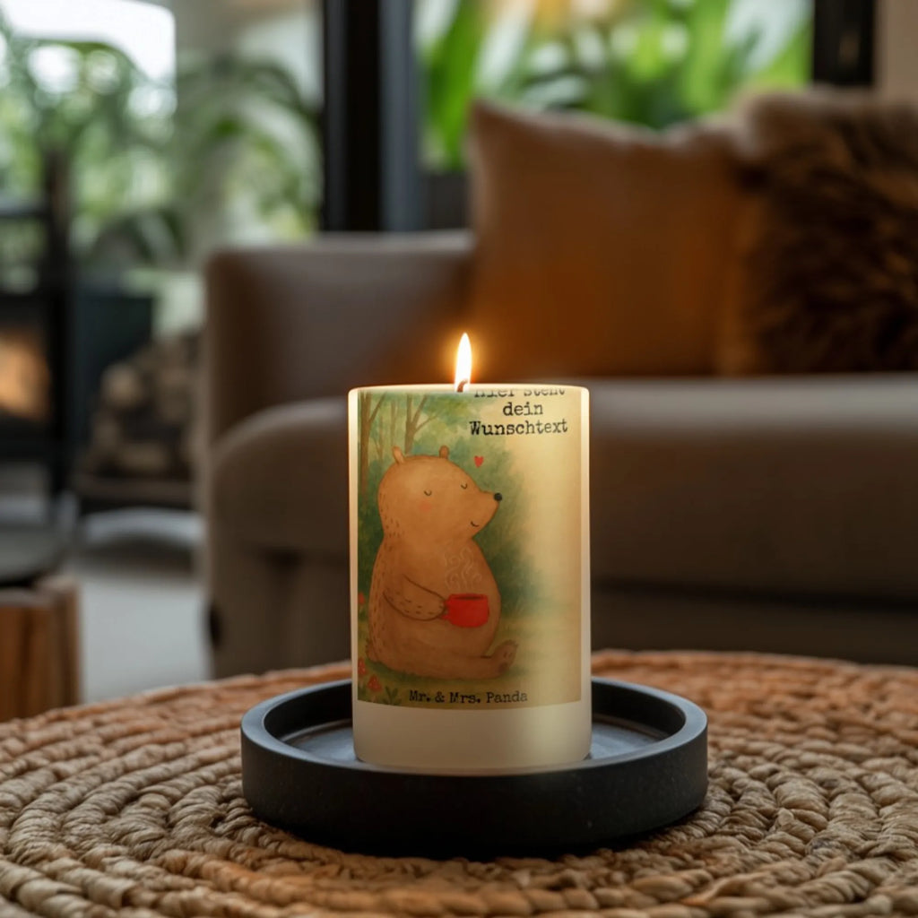 Personalisierte Kerze Bär Kaffee Design Glas-Kerze Mit Wunschname, Kerze Für Hochzeit Mit Namensgravur, Osterkerze Mit Namen, Blockkerze Mit Namensdruck, Bio-Kerze Mit Wunschname, Weihnachtskerze Mit Namensgravur, Kommunionkerze Mit Namen, Laternenkerze Mit Namensdruck, Sojawachskerze Mit Namensdruck, Holz-Kerze Mit Namen, Gedenkkerze Mit Namen, Streukerze Mit Namensdruck, Adventskerze Mit Wunschname, Stabkerze Mit Gravur, Teelicht Mit Namensdruck, Kerzen-Set Mit Namensgravur, Votivkerze Mit Wunschname, Kerze Mit Prägung Und Wunschname, Handgegossene Kerze Mit Namen, Gastgeschenk Kerze Mit Namen, Kerze Mit Spruch Und Namen, Fair-Trade-Kerze Mit Namensgravur, Outdoor-Kerze Mit Namensgravur, Gartenkerze Mit Namen, Andachtskerze Mit Namensgravur, Stearinkerze Mit Gravur, Grabkerze Mit Namensgravur, Kerze Mit Namen, Bienenwachskerze Mit Wunschname, Tischkerze Mit Namensdruck, Firmungskerze Mit Wunschname, Tafelkerze Mit Wunschname, Handgemachte Kerze Mit Wunschname, Taufekerze Mit Namensgravur, LED-Kerze Mit Wunschname, Personalisierte Kerze, Stumpenkerze Mit Namensgravur, Trauerkerze Mit Namen, Kerze Für Geburtstag Mit Wunschname, Schwimmkerze Mit Namen, Duftkerze Mit Namen, Metall-Kerze Mit Namensgravur, Bär, Teddy, Teddybär, Motivation, Welt erobern, Bären, Welt retten, Coffee, Morgenroutine, Kaffee, guten Morgen
