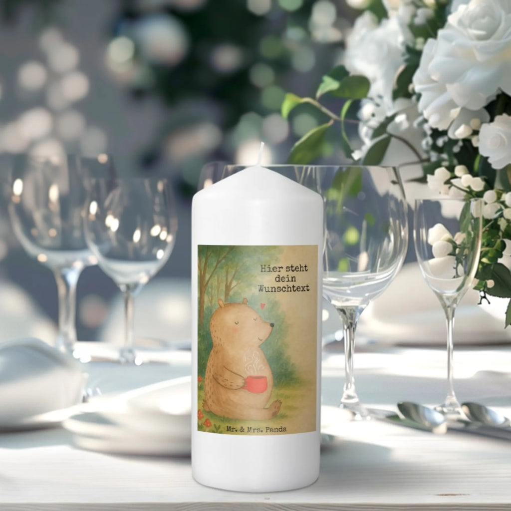 Personalisierte Kerze Bär Kaffee Design Glas-Kerze Mit Wunschname, Kerze Für Hochzeit Mit Namensgravur, Osterkerze Mit Namen, Blockkerze Mit Namensdruck, Bio-Kerze Mit Wunschname, Weihnachtskerze Mit Namensgravur, Kommunionkerze Mit Namen, Laternenkerze Mit Namensdruck, Sojawachskerze Mit Namensdruck, Holz-Kerze Mit Namen, Gedenkkerze Mit Namen, Streukerze Mit Namensdruck, Adventskerze Mit Wunschname, Stabkerze Mit Gravur, Teelicht Mit Namensdruck, Kerzen-Set Mit Namensgravur, Votivkerze Mit Wunschname, Kerze Mit Prägung Und Wunschname, Handgegossene Kerze Mit Namen, Gastgeschenk Kerze Mit Namen, Kerze Mit Spruch Und Namen, Fair-Trade-Kerze Mit Namensgravur, Outdoor-Kerze Mit Namensgravur, Gartenkerze Mit Namen, Andachtskerze Mit Namensgravur, Stearinkerze Mit Gravur, Grabkerze Mit Namensgravur, Kerze Mit Namen, Bienenwachskerze Mit Wunschname, Tischkerze Mit Namensdruck, Firmungskerze Mit Wunschname, Tafelkerze Mit Wunschname, Handgemachte Kerze Mit Wunschname, Taufekerze Mit Namensgravur, LED-Kerze Mit Wunschname, Personalisierte Kerze, Stumpenkerze Mit Namensgravur, Trauerkerze Mit Namen, Kerze Für Geburtstag Mit Wunschname, Schwimmkerze Mit Namen, Duftkerze Mit Namen, Metall-Kerze Mit Namensgravur, Bär, Teddy, Teddybär, Motivation, Welt erobern, Bären, Welt retten, Coffee, Morgenroutine, Kaffee, guten Morgen