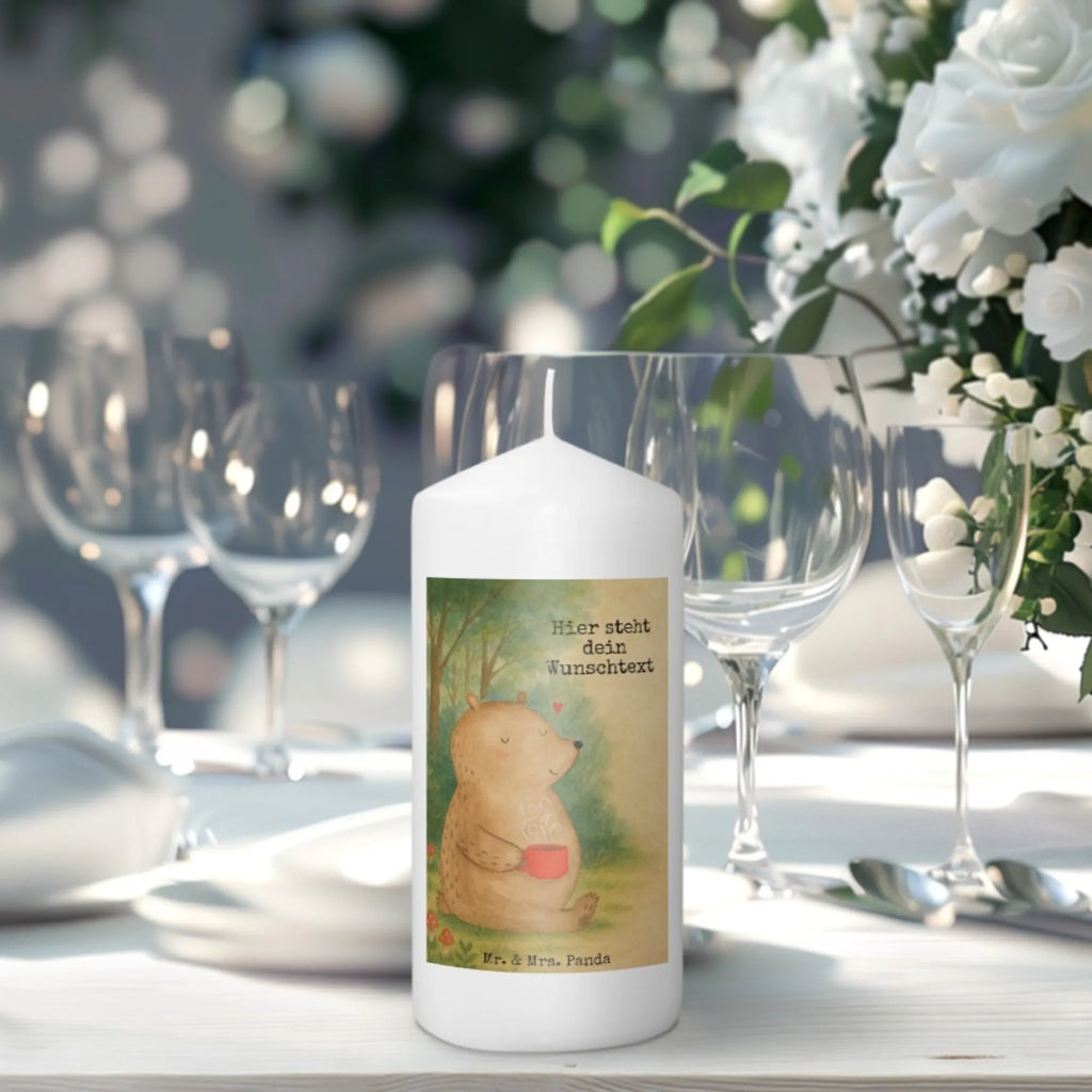 Personalisierte Kerze Bär Kaffee Design Glas-Kerze Mit Wunschname, Kerze Für Hochzeit Mit Namensgravur, Osterkerze Mit Namen, Blockkerze Mit Namensdruck, Bio-Kerze Mit Wunschname, Weihnachtskerze Mit Namensgravur, Kommunionkerze Mit Namen, Laternenkerze Mit Namensdruck, Sojawachskerze Mit Namensdruck, Holz-Kerze Mit Namen, Gedenkkerze Mit Namen, Streukerze Mit Namensdruck, Adventskerze Mit Wunschname, Stabkerze Mit Gravur, Teelicht Mit Namensdruck, Kerzen-Set Mit Namensgravur, Votivkerze Mit Wunschname, Kerze Mit Prägung Und Wunschname, Handgegossene Kerze Mit Namen, Gastgeschenk Kerze Mit Namen, Kerze Mit Spruch Und Namen, Fair-Trade-Kerze Mit Namensgravur, Outdoor-Kerze Mit Namensgravur, Gartenkerze Mit Namen, Andachtskerze Mit Namensgravur, Stearinkerze Mit Gravur, Grabkerze Mit Namensgravur, Kerze Mit Namen, Bienenwachskerze Mit Wunschname, Tischkerze Mit Namensdruck, Firmungskerze Mit Wunschname, Tafelkerze Mit Wunschname, Handgemachte Kerze Mit Wunschname, Taufekerze Mit Namensgravur, LED-Kerze Mit Wunschname, Personalisierte Kerze, Stumpenkerze Mit Namensgravur, Trauerkerze Mit Namen, Kerze Für Geburtstag Mit Wunschname, Schwimmkerze Mit Namen, Duftkerze Mit Namen, Metall-Kerze Mit Namensgravur, Bär, Teddy, Teddybär, Motivation, Welt erobern, Bären, Welt retten, Coffee, Morgenroutine, Kaffee, guten Morgen