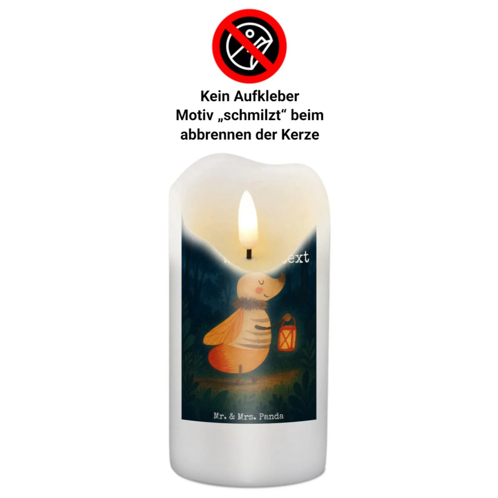 Personalisierte Kerze Glühwürmchen Design Taufekerze Mit Namensgravur, Duftkerze Mit Namen, Sojawachskerze Mit Namensdruck, Trauerkerze Mit Namen, Gedenkkerze Mit Namen, Kerze Mit Prägung Und Wunschname, Bienenwachskerze Mit Wunschname, Holz-Kerze Mit Namen, Stumpenkerze Mit Namensgravur, Votivkerze Mit Wunschname, Grabkerze Mit Namensgravur, Schwimmkerze Mit Namen, LED-Kerze Mit Wunschname, Adventskerze Mit Wunschname, Handgegossene Kerze Mit Namen, Personalisierte Kerze, Gastgeschenk Kerze Mit Namen, Streukerze Mit Namensdruck, Kerzen-Set Mit Namensgravur, Metall-Kerze Mit Namensgravur, Bio-Kerze Mit Wunschname, Kerze Für Geburtstag Mit Wunschname, Teelicht Mit Namensdruck, Andachtskerze Mit Namensgravur, Kerze Mit Spruch Und Namen, Tafelkerze Mit Wunschname, Fair-Trade-Kerze Mit Namensgravur, Glas-Kerze Mit Wunschname, Outdoor-Kerze Mit Namensgravur, Blockkerze Mit Namensdruck, Kerze Für Hochzeit Mit Namensgravur, Laternenkerze Mit Namensdruck, Weihnachtskerze Mit Namensgravur, Osterkerze Mit Namen, Gartenkerze Mit Namen, Tischkerze Mit Namensdruck, Kerze Mit Namen, Stearinkerze Mit Gravur, Handgemachte Kerze Mit Wunschname, Firmungskerze Mit Wunschname, Stabkerze Mit Gravur, Kommunionkerze Mit Namen, Tiermotive, Gute Laune, lustige Sprüche, Tiere, Lieblingsmensch, Jahrestag, magisch, Falter, Glühwurm, Glühwürmchen, Leuchten, Verlobung, Liebesbeweis, Heiratsantrag, Liebe, Liebesspruch