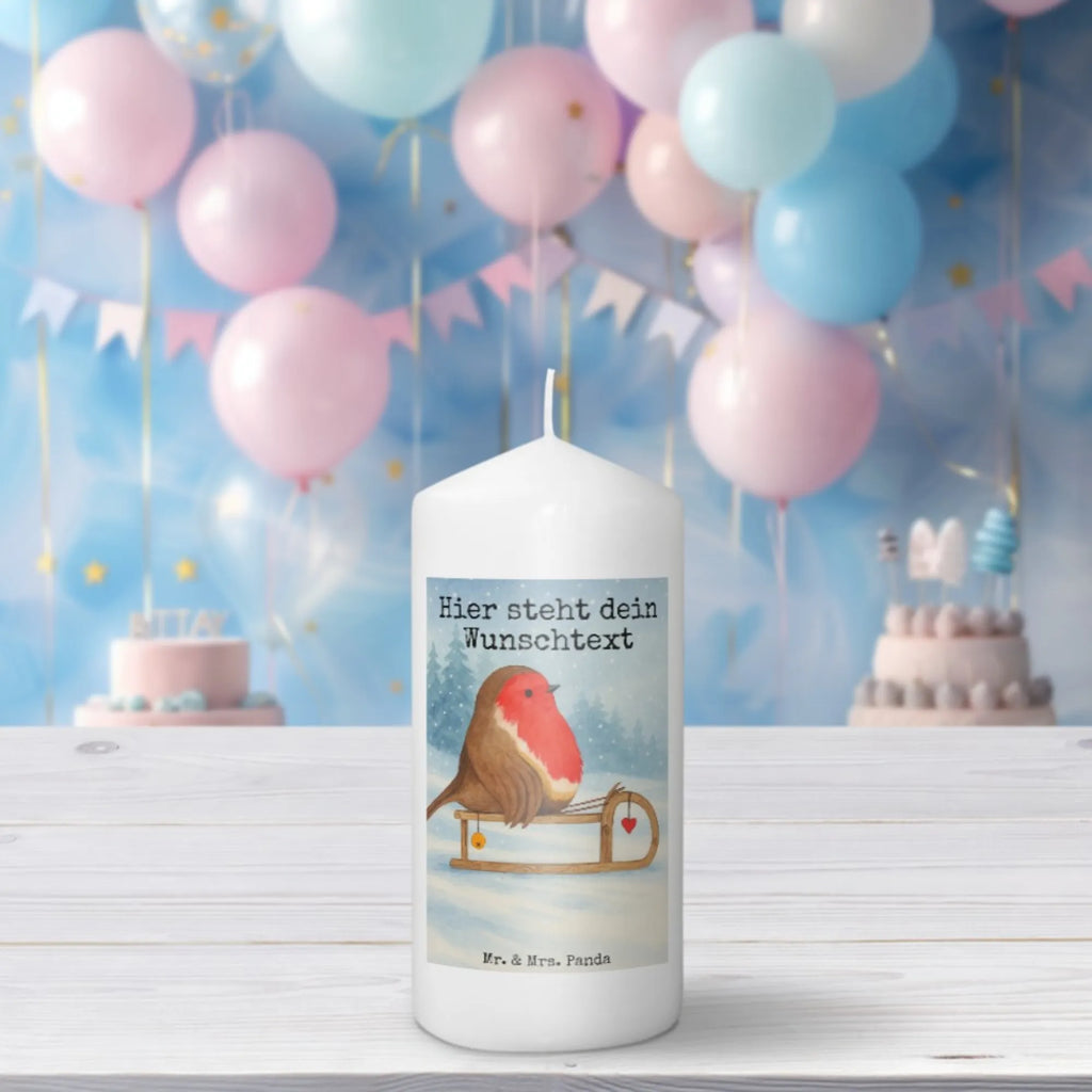 Personalisierte Kerze Rotkehlchen Schlitten Design Votivkerze Mit Wunschname, Gartenkerze Mit Namen, Trauerkerze Mit Namen, Osterkerze Mit Namen, Fair-Trade-Kerze Mit Namensgravur, Stabkerze Mit Gravur, Gastgeschenk Kerze Mit Namen, Teelicht Mit Namensdruck, Metall-Kerze Mit Namensgravur, Laternenkerze Mit Namensdruck, Kerze Für Geburtstag Mit Wunschname, Bio-Kerze Mit Wunschname, Tafelkerze Mit Wunschname, Blockkerze Mit Namensdruck, Kommunionkerze Mit Namen, Weihnachtskerze Mit Namensgravur, Kerze Für Hochzeit Mit Namensgravur, Stearinkerze Mit Gravur, Handgegossene Kerze Mit Namen, Holz-Kerze Mit Namen, Andachtskerze Mit Namensgravur, Grabkerze Mit Namensgravur, Firmungskerze Mit Wunschname, Gedenkkerze Mit Namen, Outdoor-Kerze Mit Namensgravur, Schwimmkerze Mit Namen, Kerze Mit Spruch Und Namen, Bienenwachskerze Mit Wunschname, Stumpenkerze Mit Namensgravur, Taufekerze Mit Namensgravur, Kerzen-Set Mit Namensgravur, LED-Kerze Mit Wunschname, Adventskerze Mit Wunschname, Kerze Mit Namen, Duftkerze Mit Namen, Handgemachte Kerze Mit Wunschname, Tischkerze Mit Namensdruck, Personalisierte Kerze, Streukerze Mit Namensdruck, Glas-Kerze Mit Wunschname, Kerze Mit Prägung Und Wunschname, Sojawachskerze Mit Namensdruck, Winter, Weihnachten, Weihnachtsdeko, Nikolaus, Advent, Heiligabend, Wintermotiv, Vogel, Schlitten