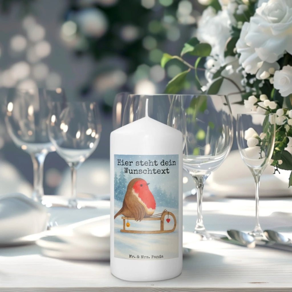 Personalisierte Kerze Rotkehlchen Schlitten Design Votivkerze Mit Wunschname, Gartenkerze Mit Namen, Trauerkerze Mit Namen, Osterkerze Mit Namen, Fair-Trade-Kerze Mit Namensgravur, Stabkerze Mit Gravur, Gastgeschenk Kerze Mit Namen, Teelicht Mit Namensdruck, Metall-Kerze Mit Namensgravur, Laternenkerze Mit Namensdruck, Kerze Für Geburtstag Mit Wunschname, Bio-Kerze Mit Wunschname, Tafelkerze Mit Wunschname, Blockkerze Mit Namensdruck, Kommunionkerze Mit Namen, Weihnachtskerze Mit Namensgravur, Kerze Für Hochzeit Mit Namensgravur, Stearinkerze Mit Gravur, Handgegossene Kerze Mit Namen, Holz-Kerze Mit Namen, Andachtskerze Mit Namensgravur, Grabkerze Mit Namensgravur, Firmungskerze Mit Wunschname, Gedenkkerze Mit Namen, Outdoor-Kerze Mit Namensgravur, Schwimmkerze Mit Namen, Kerze Mit Spruch Und Namen, Bienenwachskerze Mit Wunschname, Stumpenkerze Mit Namensgravur, Taufekerze Mit Namensgravur, Kerzen-Set Mit Namensgravur, LED-Kerze Mit Wunschname, Adventskerze Mit Wunschname, Kerze Mit Namen, Duftkerze Mit Namen, Handgemachte Kerze Mit Wunschname, Tischkerze Mit Namensdruck, Personalisierte Kerze, Streukerze Mit Namensdruck, Glas-Kerze Mit Wunschname, Kerze Mit Prägung Und Wunschname, Sojawachskerze Mit Namensdruck, Winter, Weihnachten, Weihnachtsdeko, Nikolaus, Advent, Heiligabend, Wintermotiv, Vogel, Schlitten