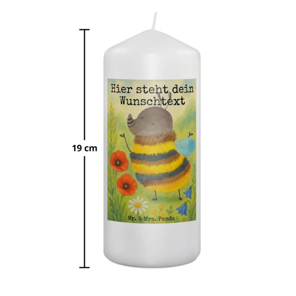 Personalisierte Kerze Hummel flauschig Design Kommunionkerze Mit Namen, Stearinkerze Mit Gravur, Duftkerze Mit Namen, Fair-Trade-Kerze Mit Namensgravur, Kerze Mit Namen, Gastgeschenk Kerze Mit Namen, Streukerze Mit Namensdruck, Outdoor-Kerze Mit Namensgravur, Weihnachtskerze Mit Namensgravur, Grabkerze Mit Namensgravur, Kerzen-Set Mit Namensgravur, Bienenwachskerze Mit Wunschname, Adventskerze Mit Wunschname, Andachtskerze Mit Namensgravur, Gartenkerze Mit Namen, Tischkerze Mit Namensdruck, Firmungskerze Mit Wunschname, Osterkerze Mit Namen, Kerze Für Hochzeit Mit Namensgravur, Bio-Kerze Mit Wunschname, Gedenkkerze Mit Namen, Handgegossene Kerze Mit Namen, Handgemachte Kerze Mit Wunschname, Kerze Mit Prägung Und Wunschname, Trauerkerze Mit Namen, Stabkerze Mit Gravur, Teelicht Mit Namensdruck, Schwimmkerze Mit Namen, Glas-Kerze Mit Wunschname, Metall-Kerze Mit Namensgravur, Tafelkerze Mit Wunschname, Stumpenkerze Mit Namensgravur, Blockkerze Mit Namensdruck, Laternenkerze Mit Namensdruck, Holz-Kerze Mit Namen, LED-Kerze Mit Wunschname, Kerze Für Geburtstag Mit Wunschname, Kerze Mit Spruch Und Namen, Sojawachskerze Mit Namensdruck, Personalisierte Kerze, Votivkerze Mit Wunschname, Taufekerze Mit Namensgravur, Tiermotive, Gute Laune, lustige Sprüche, Tiere, Biene, Flauschig, Blume, Hummel, Natur
