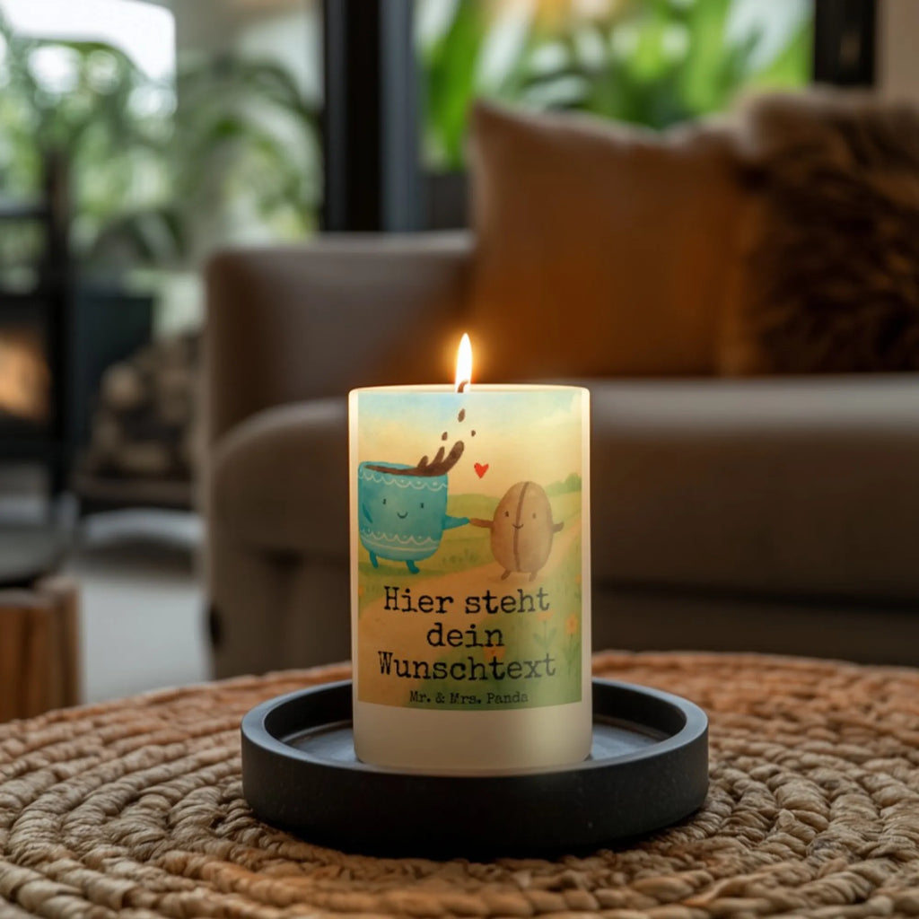 Personalisierte Kerze Kaffee Bohne Design Gartenkerze Mit Namen, Outdoor-Kerze Mit Namensgravur, Trauerkerze Mit Namen, Handgegossene Kerze Mit Namen, Schwimmkerze Mit Namen, Adventskerze Mit Wunschname, Teelicht Mit Namensdruck, Tischkerze Mit Namensdruck, Stumpenkerze Mit Namensgravur, Metall-Kerze Mit Namensgravur, Kerze Mit Namen, Kerze Für Geburtstag Mit Wunschname, Weihnachtskerze Mit Namensgravur, Bio-Kerze Mit Wunschname, Laternenkerze Mit Namensdruck, Fair-Trade-Kerze Mit Namensgravur, Sojawachskerze Mit Namensdruck, Firmungskerze Mit Wunschname, Taufekerze Mit Namensgravur, Blockkerze Mit Namensdruck, Handgemachte Kerze Mit Wunschname, Kerzen-Set Mit Namensgravur, Gastgeschenk Kerze Mit Namen, Duftkerze Mit Namen, Glas-Kerze Mit Wunschname, Osterkerze Mit Namen, Andachtskerze Mit Namensgravur, Bienenwachskerze Mit Wunschname, Tafelkerze Mit Wunschname, Kerze Mit Spruch Und Namen, LED-Kerze Mit Wunschname, Gedenkkerze Mit Namen, Personalisierte Kerze, Grabkerze Mit Namensgravur, Stabkerze Mit Gravur, Stearinkerze Mit Gravur, Kerze Mit Prägung Und Wunschname, Kommunionkerze Mit Namen, Holz-Kerze Mit Namen, Votivkerze Mit Wunschname, Kerze Für Hochzeit Mit Namensgravur, Streukerze Mit Namensdruck, Tiermotive, Gute Laune, lustige Sprüche, Tiere, Genuss, Kaffeebohne, Kaffee, Zufriedenheit, Glück
