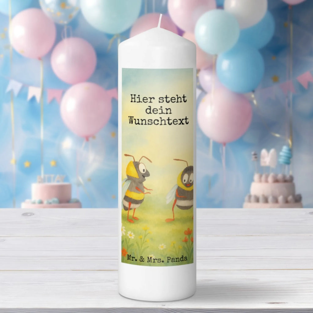 Personalisierte Kerze Bienen Paar Design Gastgeschenk Kerze Mit Namen, Duftkerze Mit Namen, Stumpenkerze Mit Namensgravur, Kerze Für Geburtstag Mit Wunschname, Taufekerze Mit Namensgravur, Kerzen-Set Mit Namensgravur, Weihnachtskerze Mit Namensgravur, Adventskerze Mit Wunschname, Schwimmkerze Mit Namen, Stabkerze Mit Gravur, Kerze Für Hochzeit Mit Namensgravur, Kerze Mit Spruch Und Namen, Streukerze Mit Namensdruck, Laternenkerze Mit Namensdruck, Kommunionkerze Mit Namen, Stearinkerze Mit Gravur, Bienenwachskerze Mit Wunschname, Firmungskerze Mit Wunschname, Glas-Kerze Mit Wunschname, LED-Kerze Mit Wunschname, Grabkerze Mit Namensgravur, Tischkerze Mit Namensdruck, Kerze Mit Namen, Handgegossene Kerze Mit Namen, Gartenkerze Mit Namen, Osterkerze Mit Namen, Handgemachte Kerze Mit Wunschname, Andachtskerze Mit Namensgravur, Bio-Kerze Mit Wunschname, Trauerkerze Mit Namen, Personalisierte Kerze, Tafelkerze Mit Wunschname, Outdoor-Kerze Mit Namensgravur, Holz-Kerze Mit Namen, Sojawachskerze Mit Namensdruck, Fair-Trade-Kerze Mit Namensgravur, Votivkerze Mit Wunschname, Metall-Kerze Mit Namensgravur, Teelicht Mit Namensdruck, Blockkerze Mit Namensdruck, Gedenkkerze Mit Namen, Kerze Mit Prägung Und Wunschname, Liebe, Partner, Freund, Freundin, Ehemann, Ehefrau, Heiraten, Verlobung, Heiratsantrag, Liebesgeschenk, Jahrestag, Hocheitstag, Schildkröten, Valentinstag, Geschenk für Freundin, Liebesbeweis, für Ehemann, Mitbringsel, verliebte Schildkröten, Hochzeitstag, Geschenk für Partner, Geschenk für Frauen, für Männer