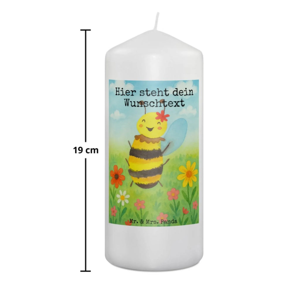 Personalisierte Kerze Biene Happy Design Kerze Mit Prägung Und Wunschname, Tafelkerze Mit Wunschname, Stabkerze Mit Gravur, Votivkerze Mit Wunschname, Kerze Für Hochzeit Mit Namensgravur, Blockkerze Mit Namensdruck, Stearinkerze Mit Gravur, Trauerkerze Mit Namen, Laternenkerze Mit Namensdruck, Gastgeschenk Kerze Mit Namen, Stumpenkerze Mit Namensgravur, LED-Kerze Mit Wunschname, Sojawachskerze Mit Namensdruck, Personalisierte Kerze, Gedenkkerze Mit Namen, Andachtskerze Mit Namensgravur, Firmungskerze Mit Wunschname, Taufekerze Mit Namensgravur, Weihnachtskerze Mit Namensgravur, Gartenkerze Mit Namen, Schwimmkerze Mit Namen, Kerze Mit Namen, Tischkerze Mit Namensdruck, Grabkerze Mit Namensgravur, Teelicht Mit Namensdruck, Osterkerze Mit Namen, Fair-Trade-Kerze Mit Namensgravur, Kerze Mit Spruch Und Namen, Handgemachte Kerze Mit Wunschname, Kerze Für Geburtstag Mit Wunschname, Bio-Kerze Mit Wunschname, Kommunionkerze Mit Namen, Outdoor-Kerze Mit Namensgravur, Metall-Kerze Mit Namensgravur, Holz-Kerze Mit Namen, Duftkerze Mit Namen, Bienenwachskerze Mit Wunschname, Handgegossene Kerze Mit Namen, Adventskerze Mit Wunschname, Kerzen-Set Mit Namensgravur, Glas-Kerze Mit Wunschname, Streukerze Mit Namensdruck, Biene, Wespe, Hummel