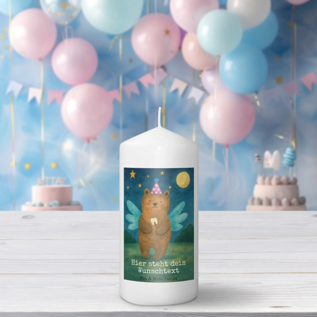 Personalisierte Kerze Bär Zahnfee Design Kerze Mit Namen, Handgegossene Kerze Mit Namen, Teelicht Mit Namensdruck, Gastgeschenk Kerze Mit Namen, Holz-Kerze Mit Namen, Sojawachskerze Mit Namensdruck, Kerze Für Geburtstag Mit Wunschname, Outdoor-Kerze Mit Namensgravur, Stabkerze Mit Gravur, Laternenkerze Mit Namensdruck, Kerzen-Set Mit Namensgravur, Metall-Kerze Mit Namensgravur, Firmungskerze Mit Wunschname, Kerze Mit Prägung Und Wunschname, Gartenkerze Mit Namen, Taufekerze Mit Namensgravur, Osterkerze Mit Namen, Stumpenkerze Mit Namensgravur, Fair-Trade-Kerze Mit Namensgravur, Bienenwachskerze Mit Wunschname, Kerze Für Hochzeit Mit Namensgravur, Schwimmkerze Mit Namen, Tischkerze Mit Namensdruck, Kommunionkerze Mit Namen, Gedenkkerze Mit Namen, Duftkerze Mit Namen, Stearinkerze Mit Gravur, Weihnachtskerze Mit Namensgravur, Kerze Mit Spruch Und Namen, Andachtskerze Mit Namensgravur, Bio-Kerze Mit Wunschname, Personalisierte Kerze, Handgemachte Kerze Mit Wunschname, Tafelkerze Mit Wunschname, Glas-Kerze Mit Wunschname, Adventskerze Mit Wunschname, Streukerze Mit Namensdruck, LED-Kerze Mit Wunschname, Blockkerze Mit Namensdruck, Trauerkerze Mit Namen, Grabkerze Mit Namensgravur, Votivkerze Mit Wunschname, Bär, Teddy, Teddybär, Fee, Milchzahn, Erster Zahn, Zahnfee